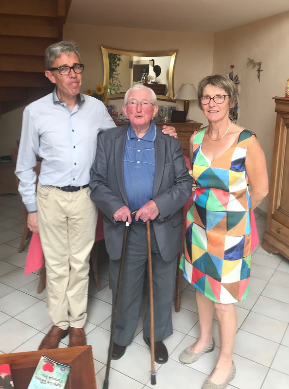 Le P. André Cousin entouré par Didier et Huguette Charaudeau qui s’occupent avec un soin admirable des prêtres âgés. Ils ont reçu pour cela mission de notre évêque. Qu’ils en soient chaleureusement remerciés !