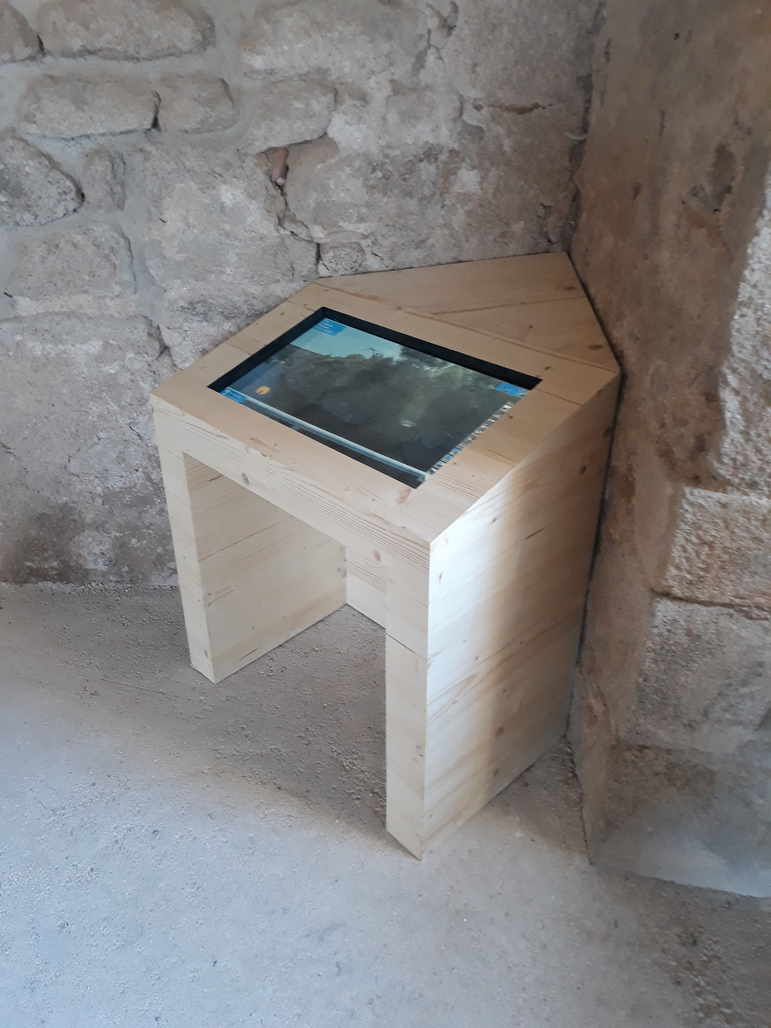 Fabrication et agencement de mobilier avec intégration d'une borne tactile Château D'Essalois - EDF