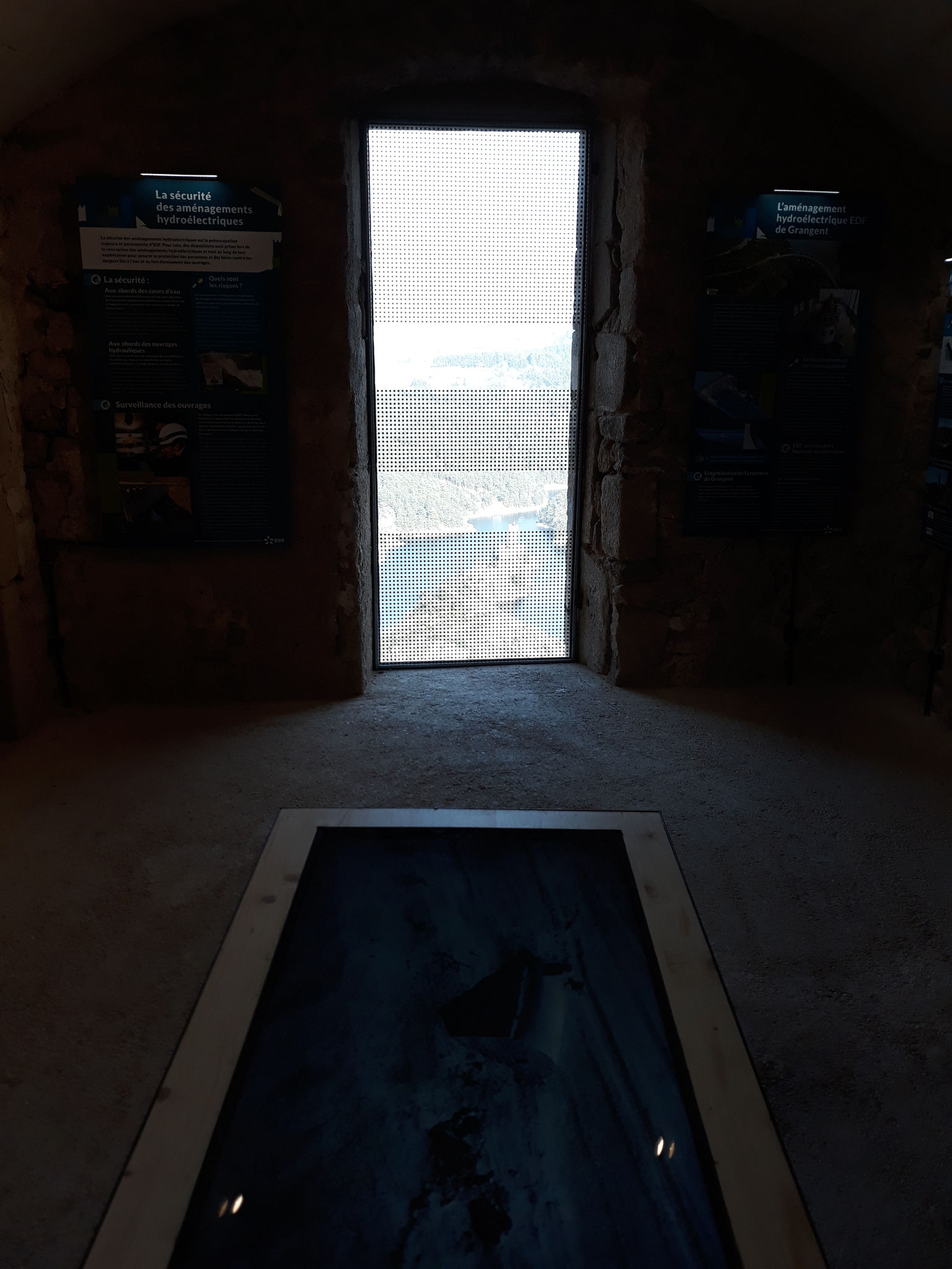 Fabrication et agencement de mobilier avec intégration écran vidéo Château D'Essalois - SMAGL