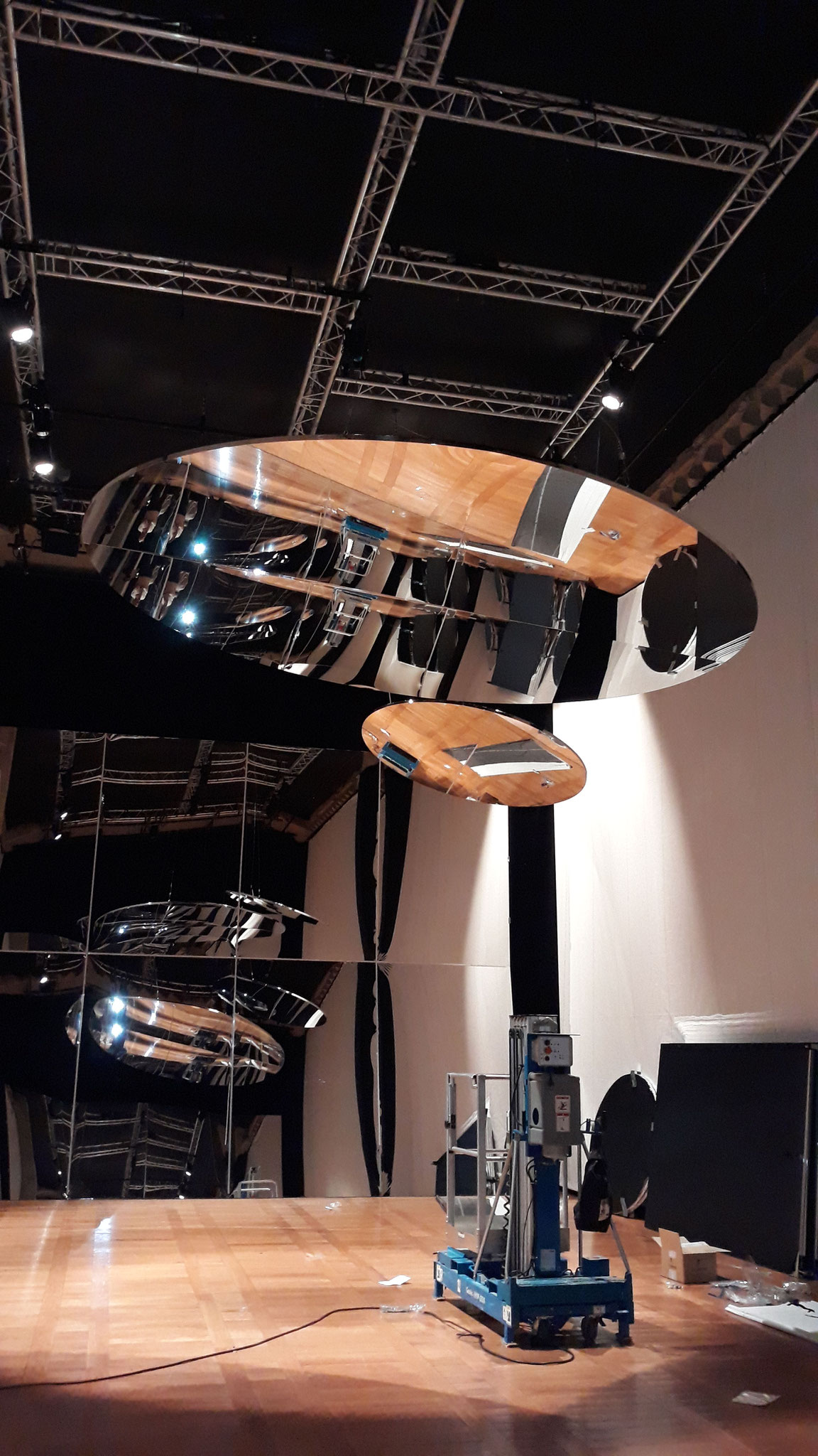 Mise en place de miroirs circulaire suspendus exposition couturier de la danse, CNCS.