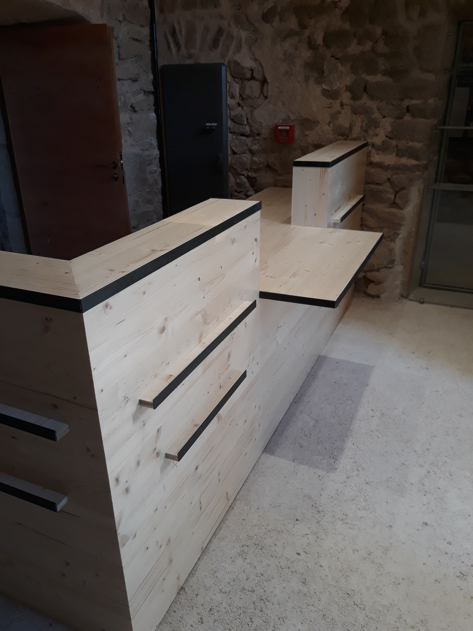 Fabrication et agencement de la banque d'accueil Château D'Essalois - SMAGL