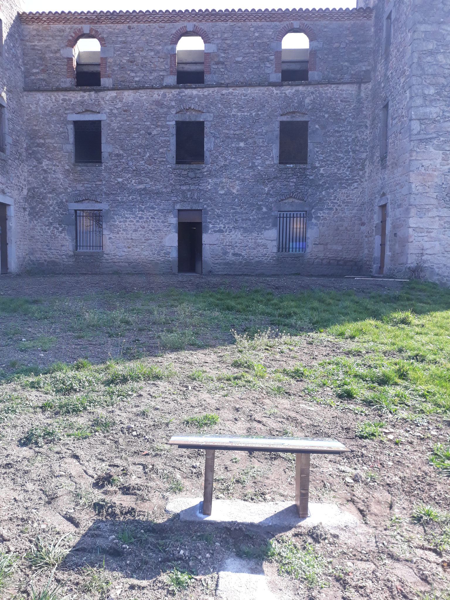 Fabrication, agencement et impression de mobilier table de lecture Château D'Essalois - SMAGL