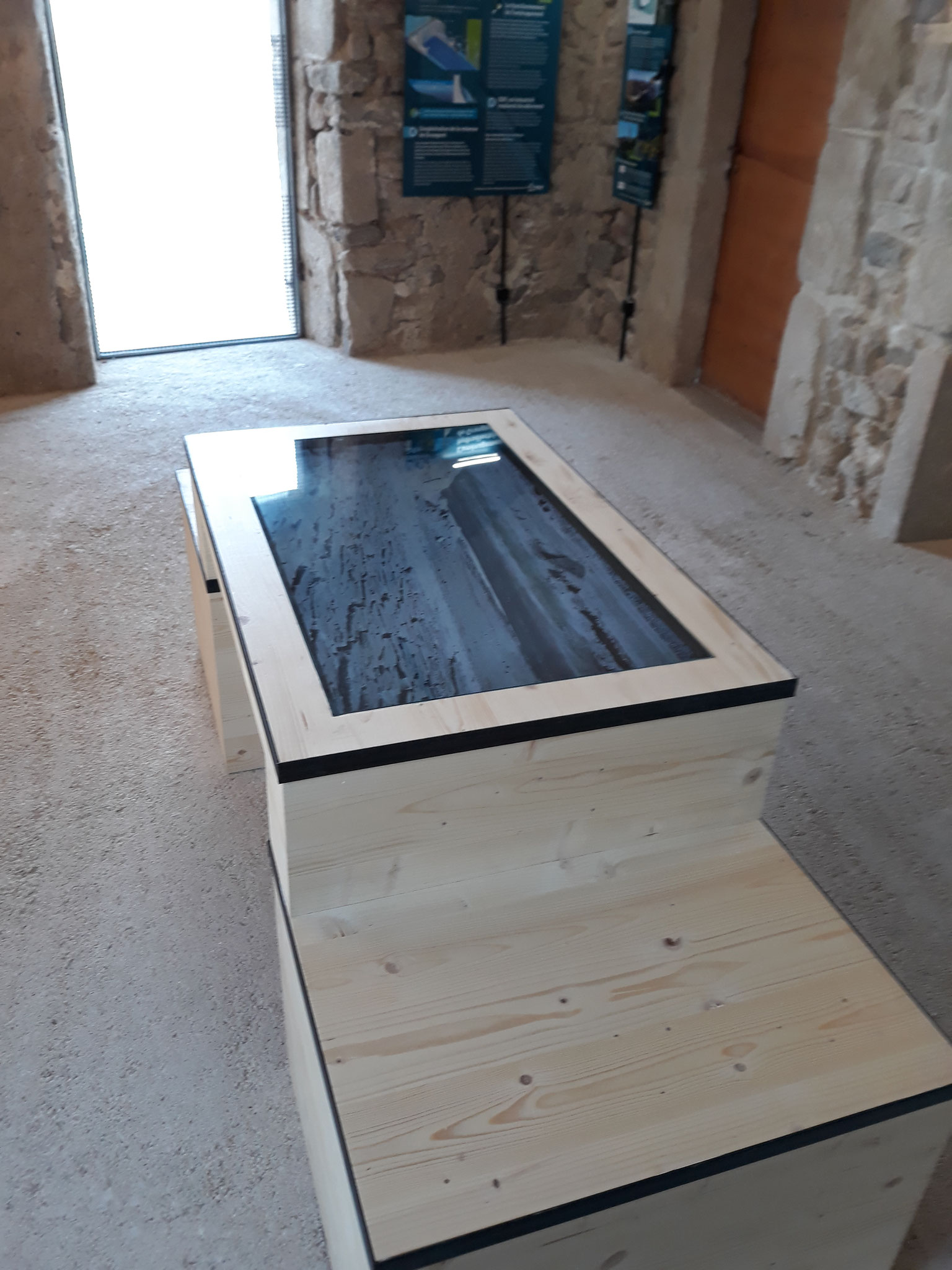Fabrication et agencement de mobilier avec intégration écran vidéo Château D'Essalois - SMAGL