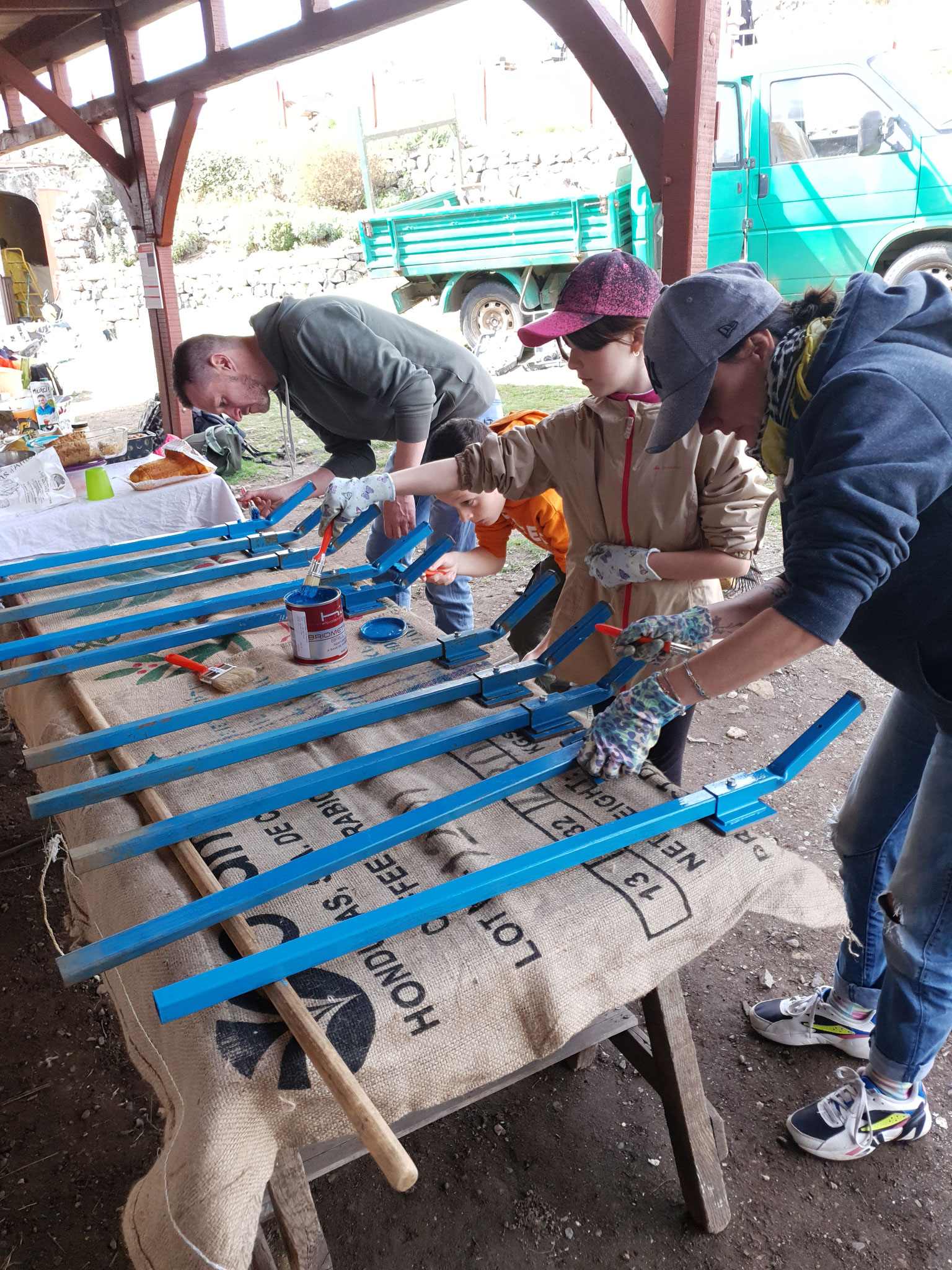 Peinture des piquets du parcours du chevalier