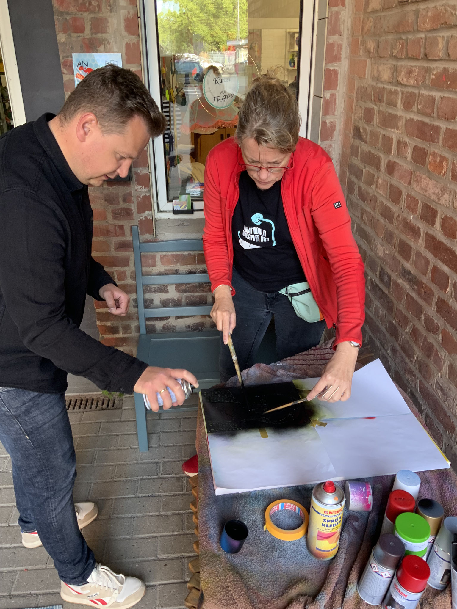 sprüht mit Bianka Bauhaus im Atelier Trapp …