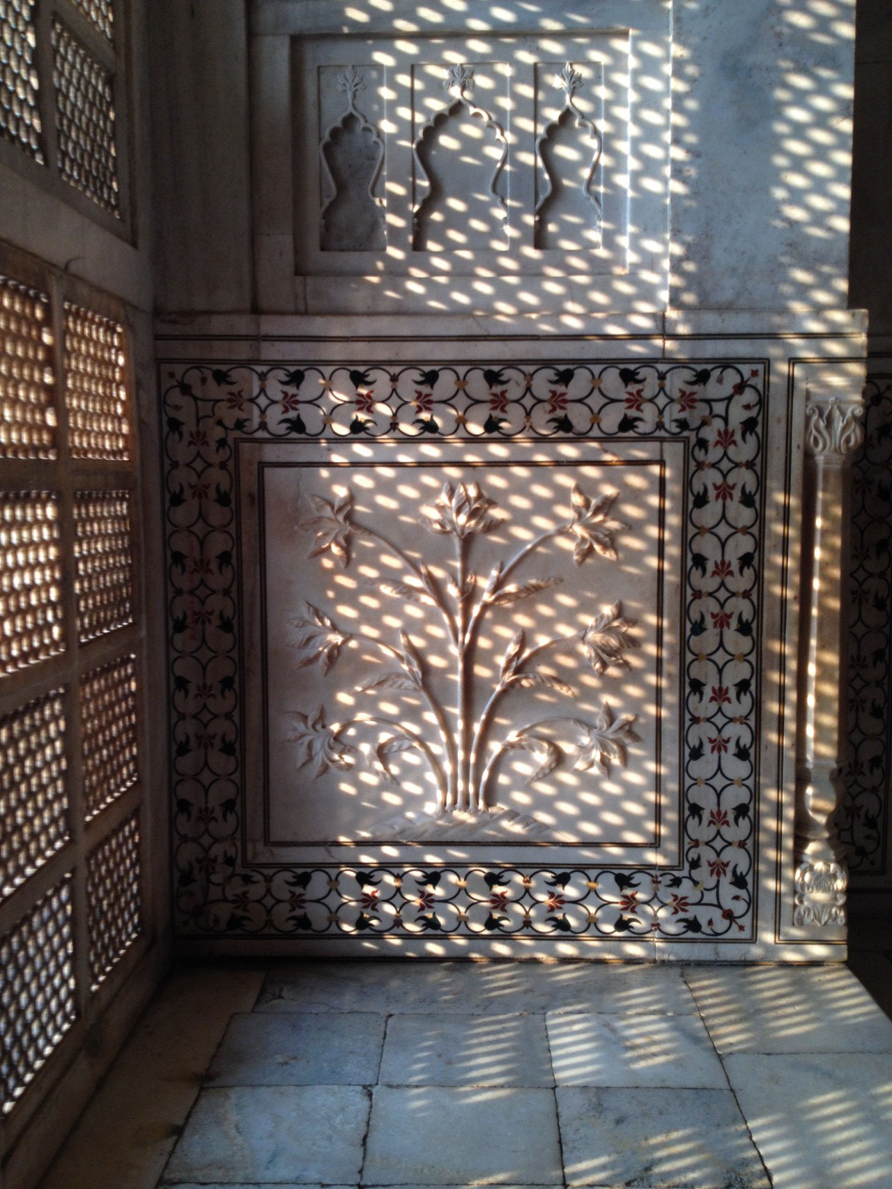 bij de sarcofagen in de Taj Mahal