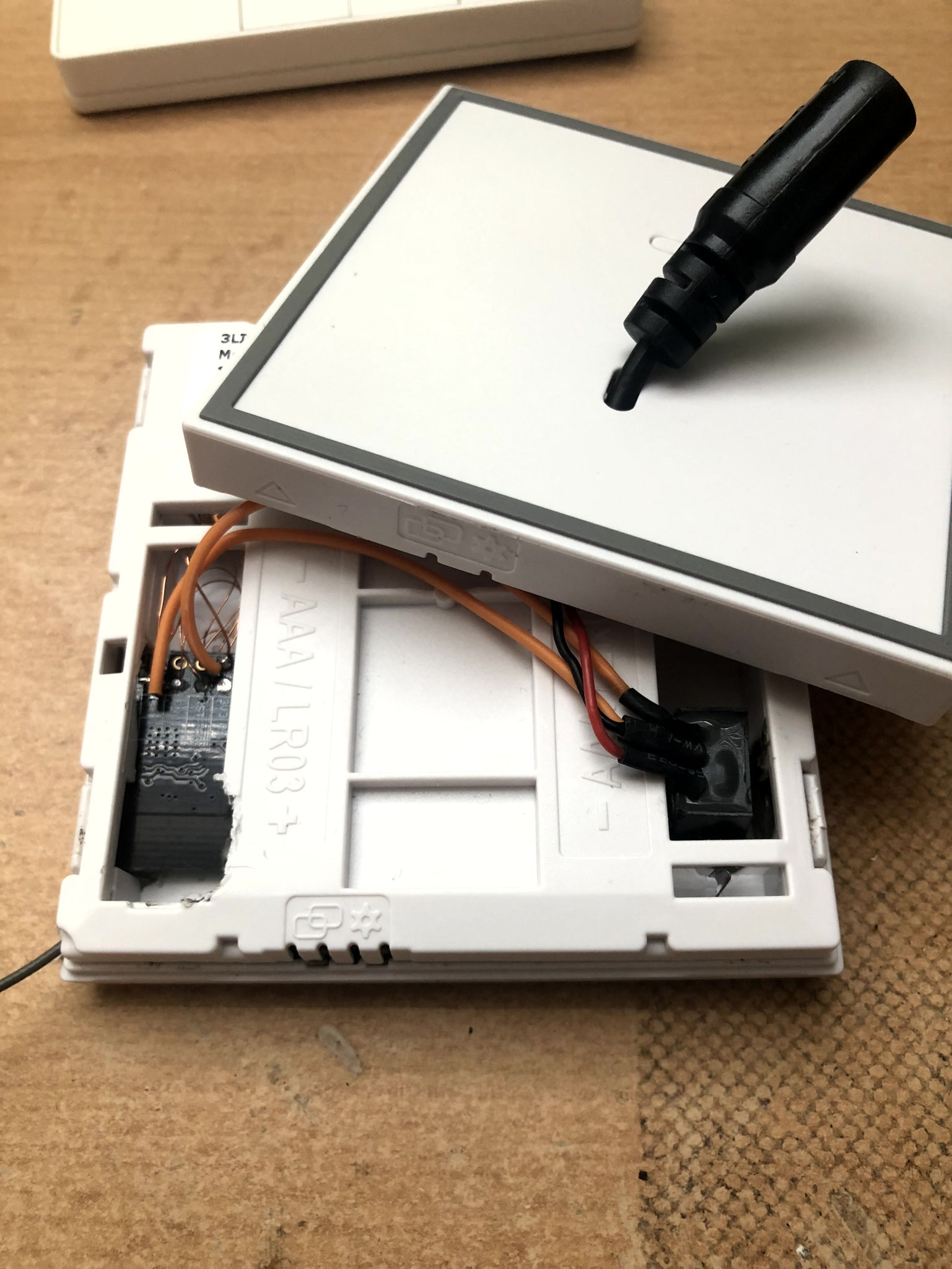 links ist der ESP, rechts der DC/DC Wandler (in meinem Fall 12V->3,3V). Oben schaut die DC-Stromversorgungsbuchse heraus. Bei euch könnt ihr dort direkt das Kabel vom 5V/3,3V Netzteil durchführen.