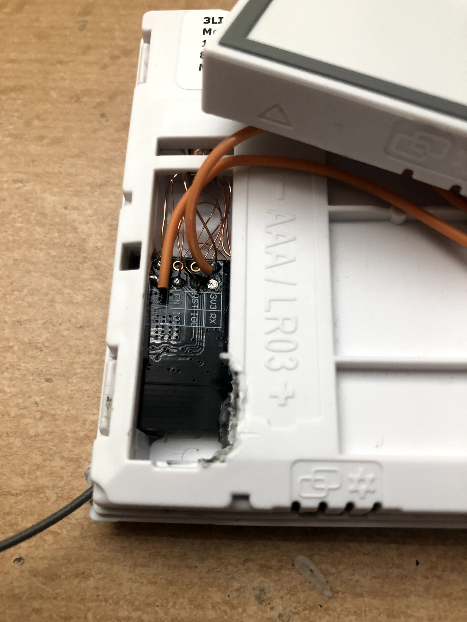 ESP8266 im Batteriefach. Dahinter sind die Transistoren.