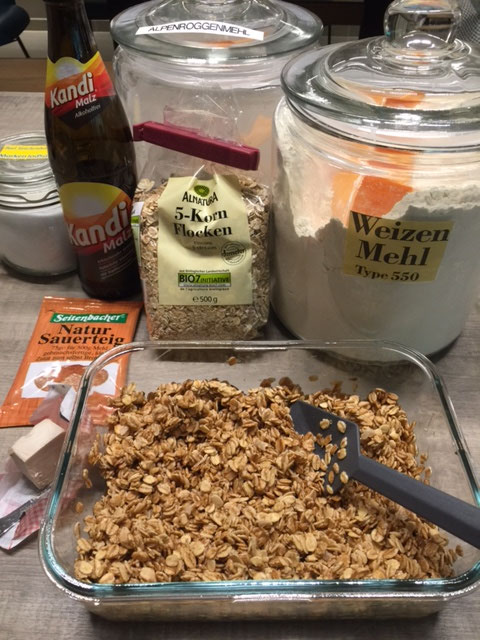 Richte dir alle Zutaten für den selbst gebackenes Brot aus dem Thermomix her....