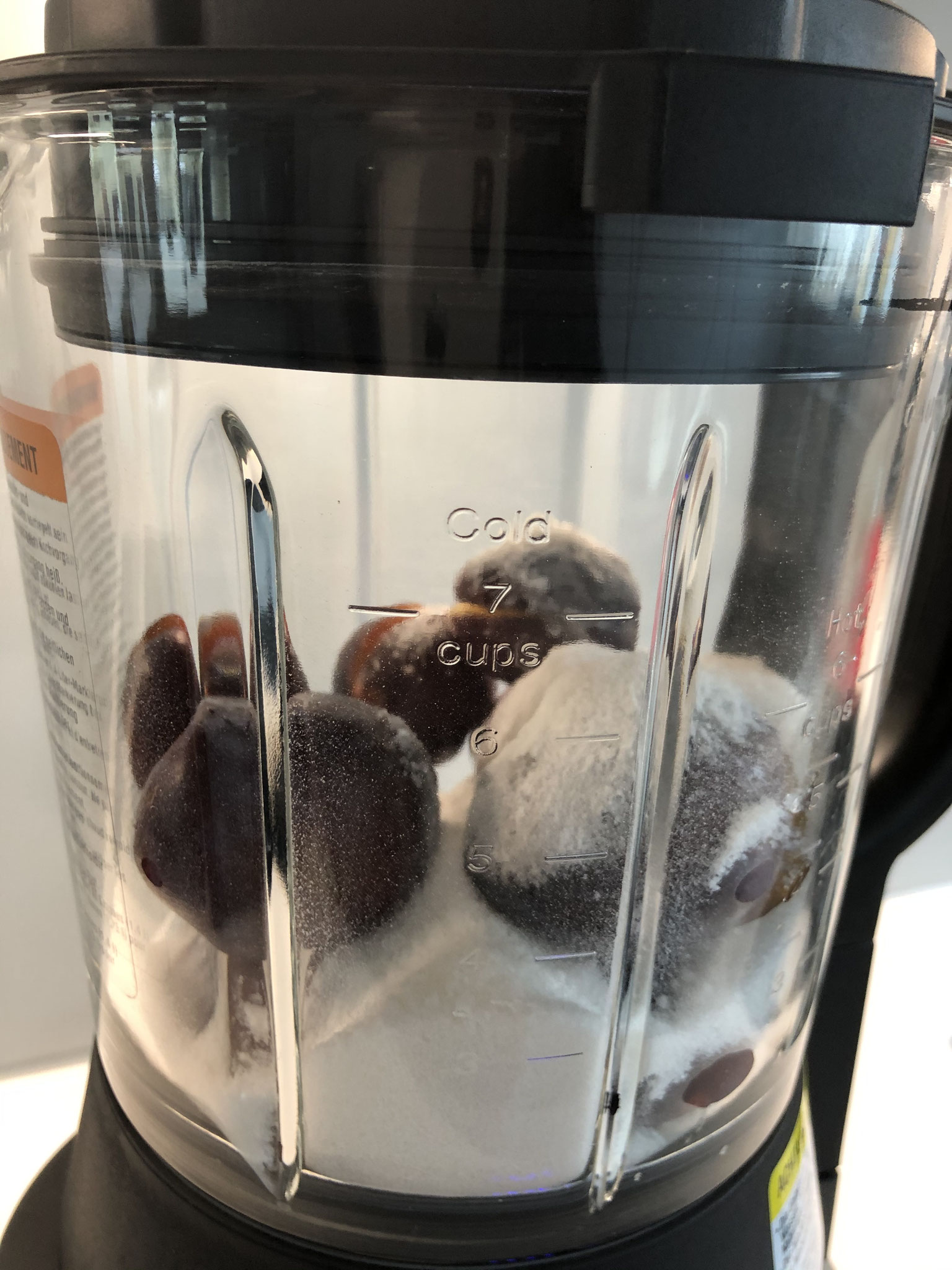 500 g Zwetschgen entsteinen und Gelierzucker hinzufügen und das Marmeladen Programm von Blender starten - Fix fertig und ultra samtig schmeckt die Marmelade ♥