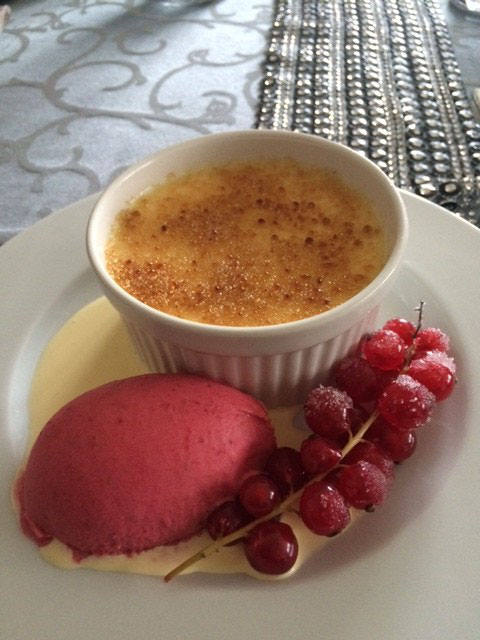 Creme Brulee mit Himbeersorbet