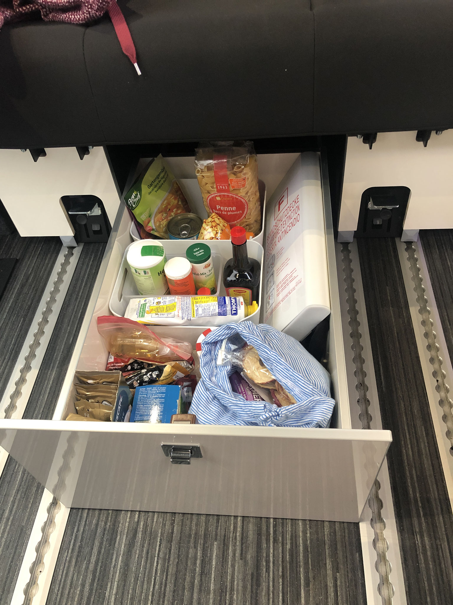 Vorratsschublade unterhalb Sitzbank