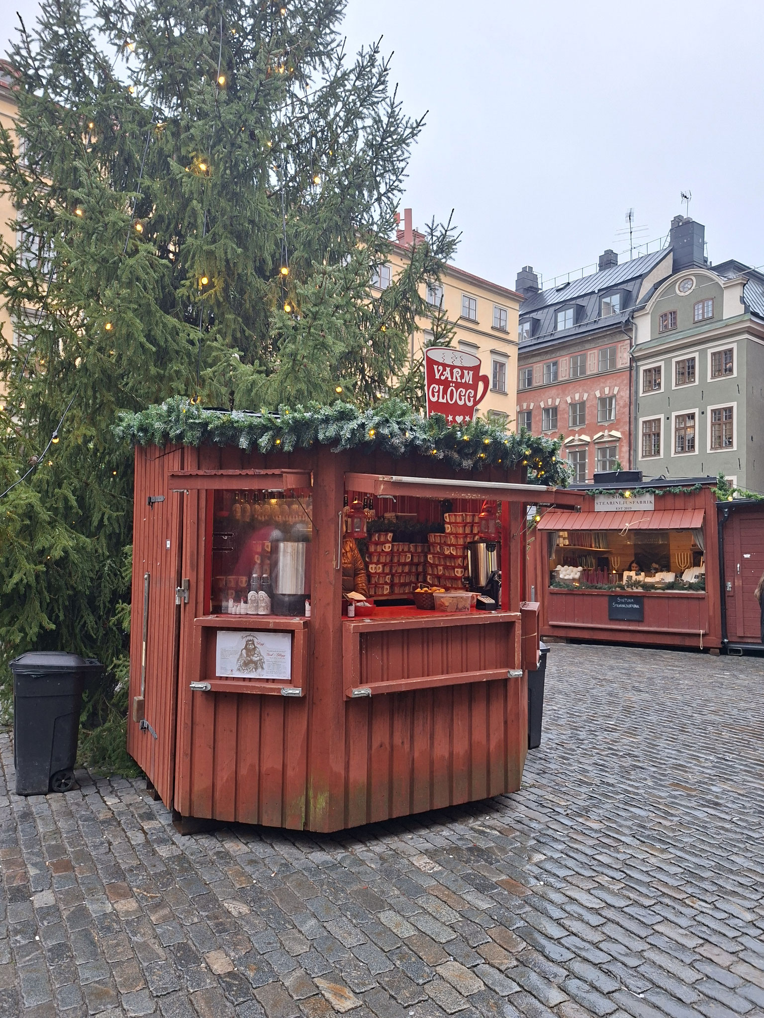 Büdchen auf dem Weihnachtsmarkt auf dem Stortorget auf der Insel Gamla Stan in Stockholm