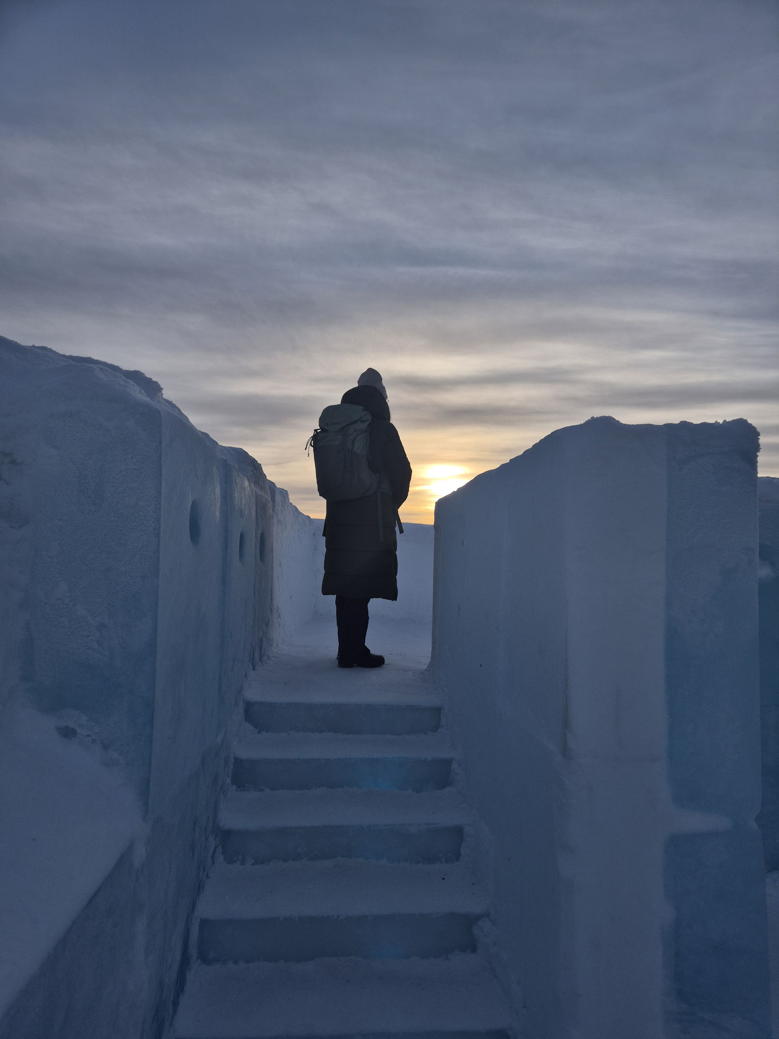 Ich auf einer aus Eis gebauten Aussichtsplatform in Jukkasjärvi. (Foto: Lea Wenzel)
