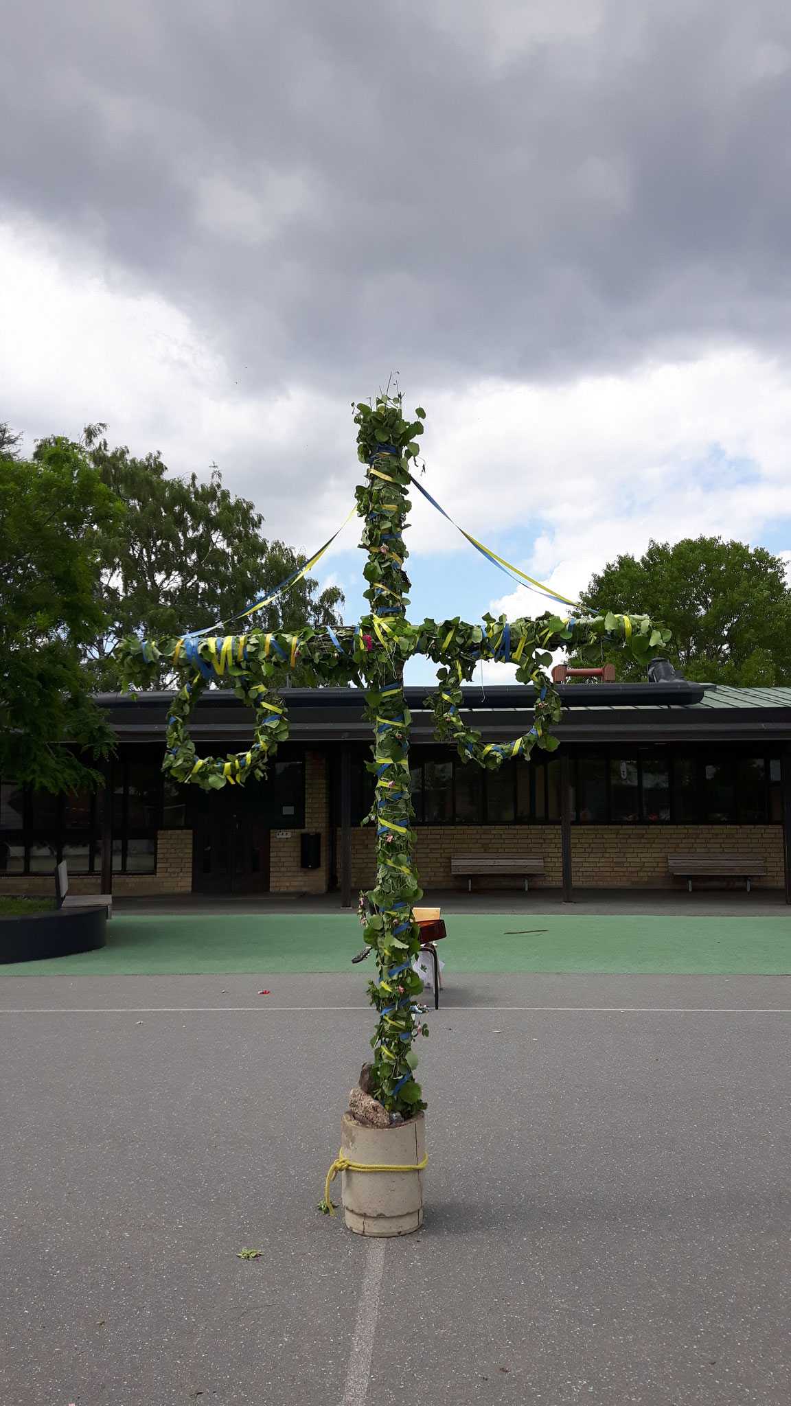 Midsommerbaum im Hof der St. Eriks Skola