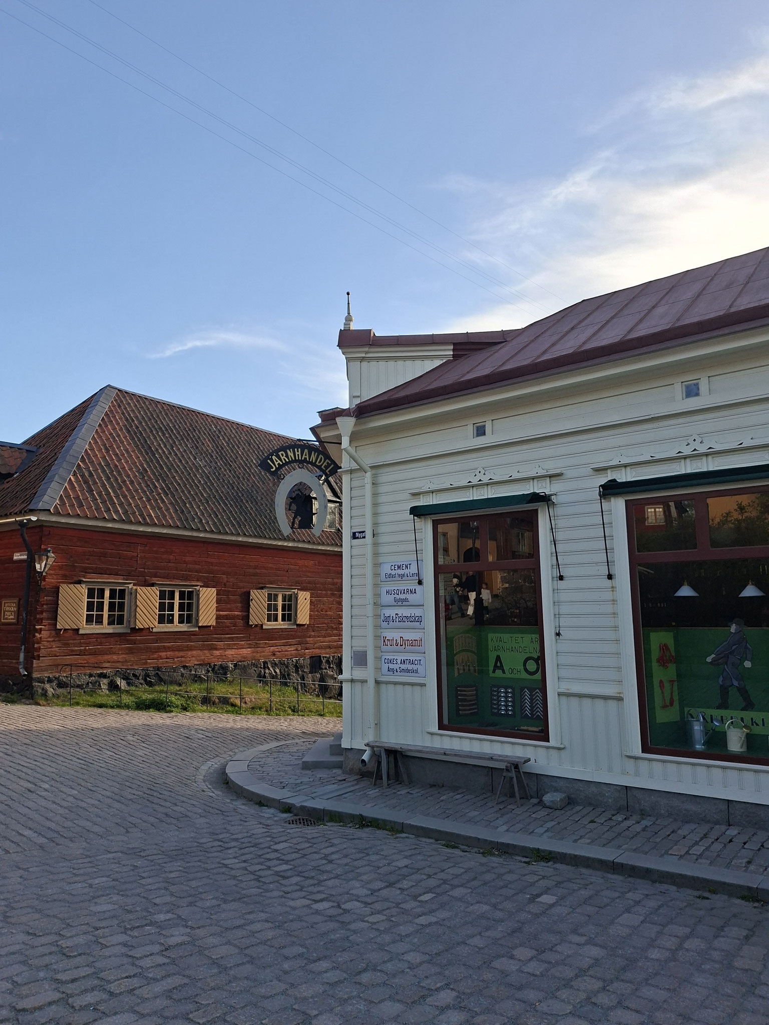 Typische alte schwedische Häuser im Freilichtmuseum Skansen in Stockholm.