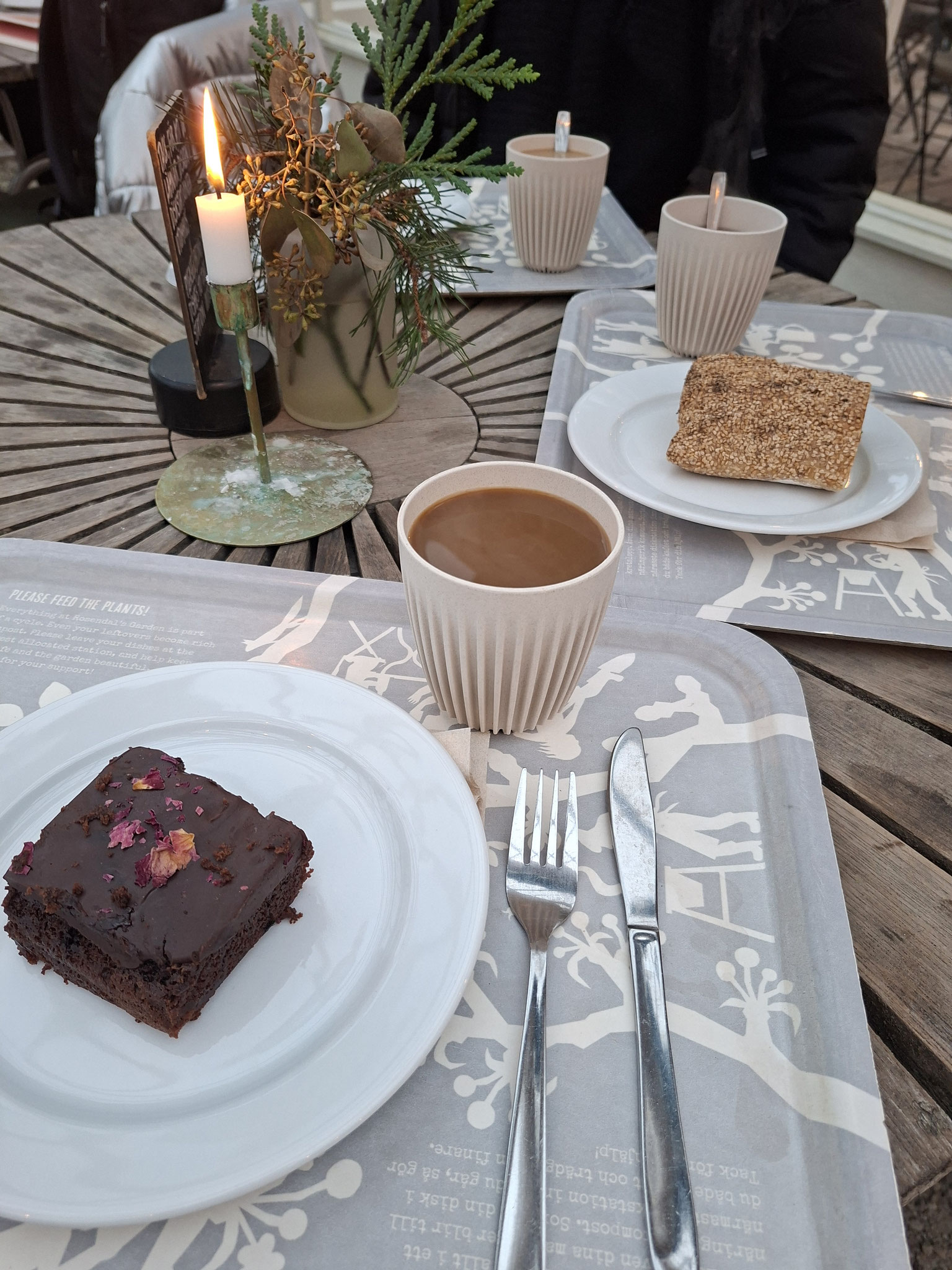 Kaffee und Kuchen zur Fika im Rosendals Trädgård.