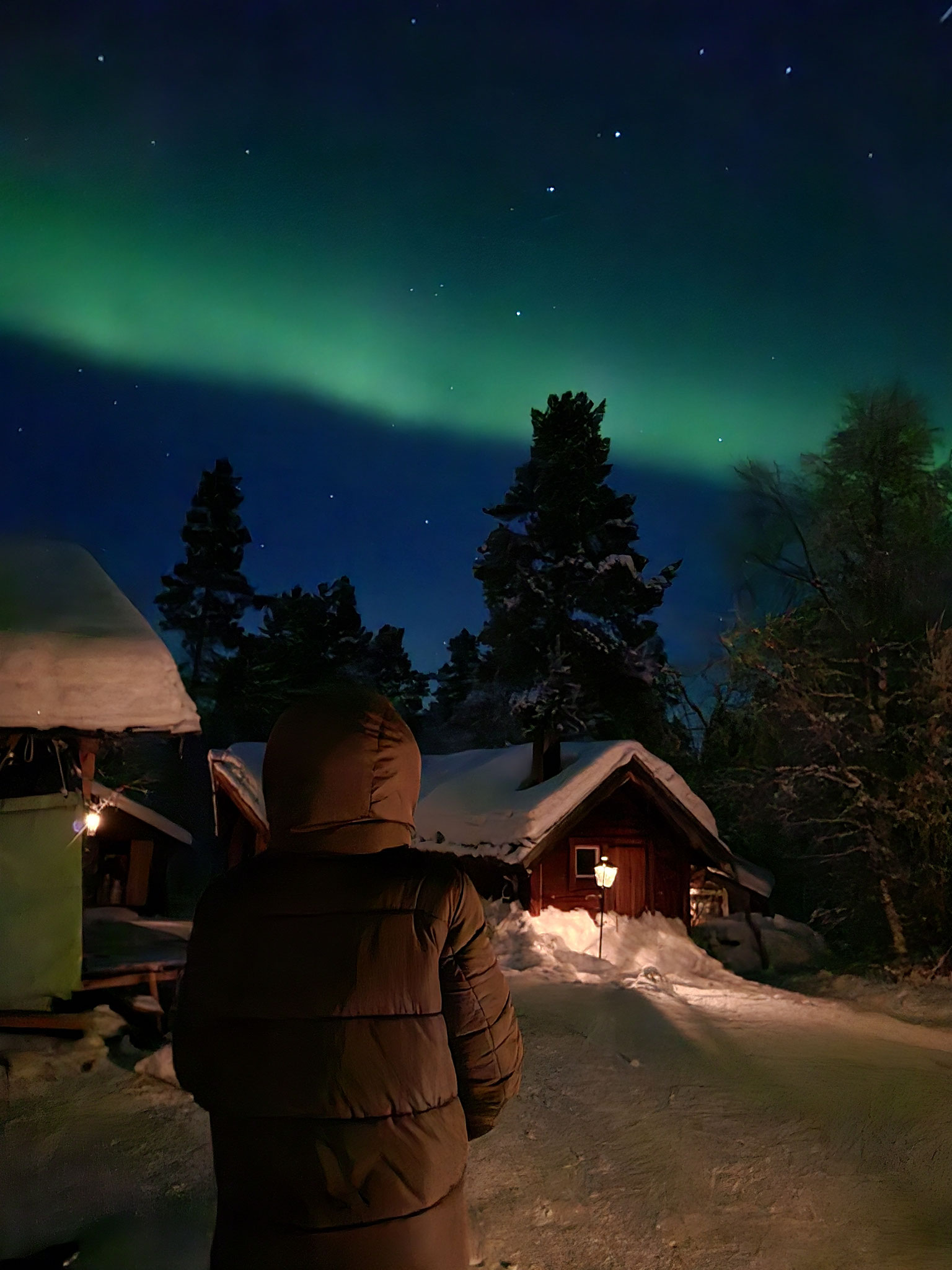 Ich bei den tanzenden Aurora-Lichtern in Kiruna. (Foto: Jasmin Abel)