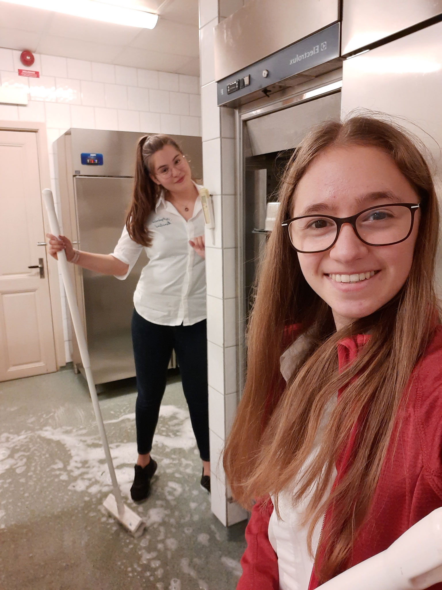 Am Ende des Tages putzen Sarah und Fabia (v.l.) die Küche.