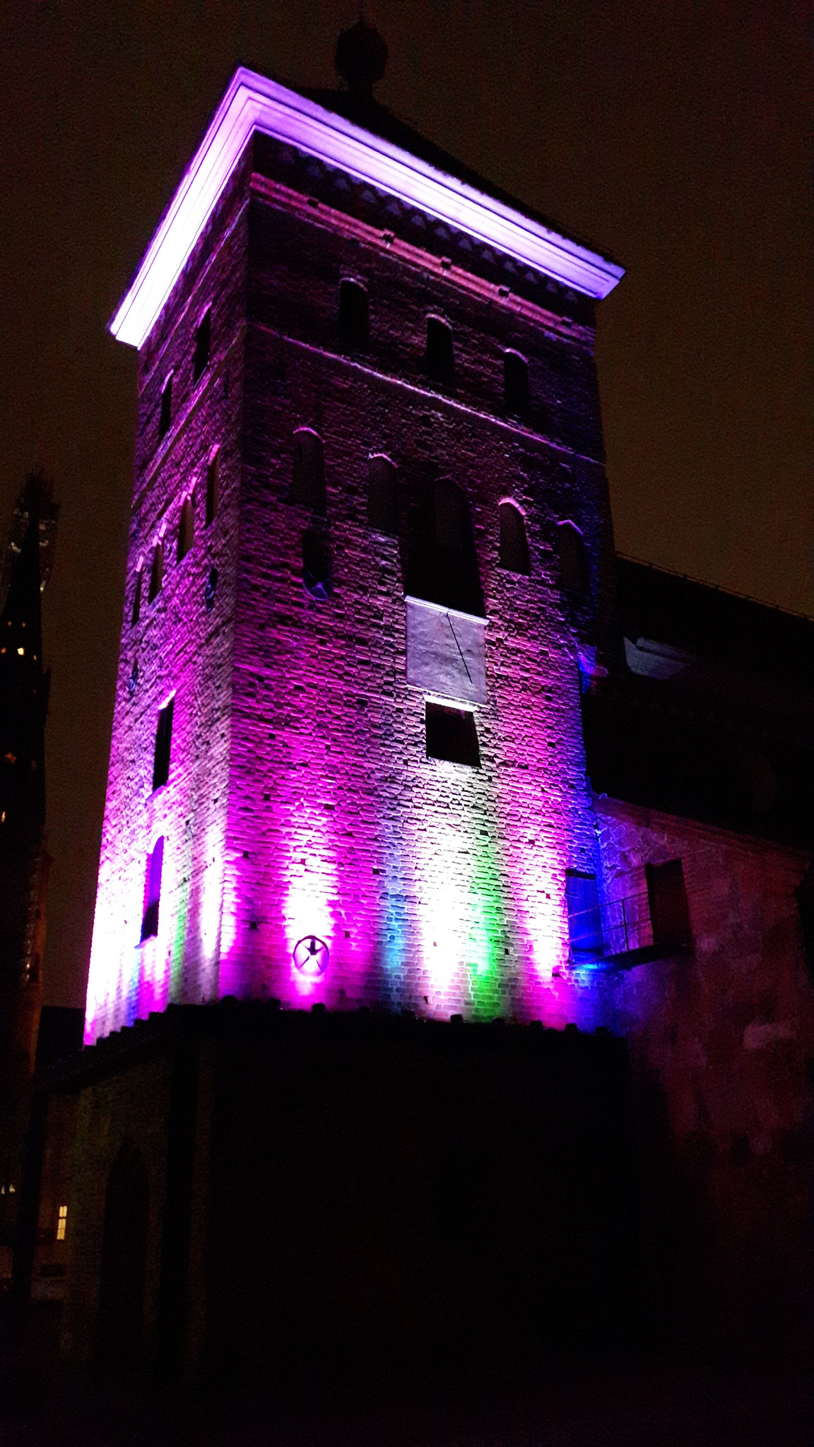 Heliga trefaldighets kyrka in Uppsala beim Lichterfestival im November