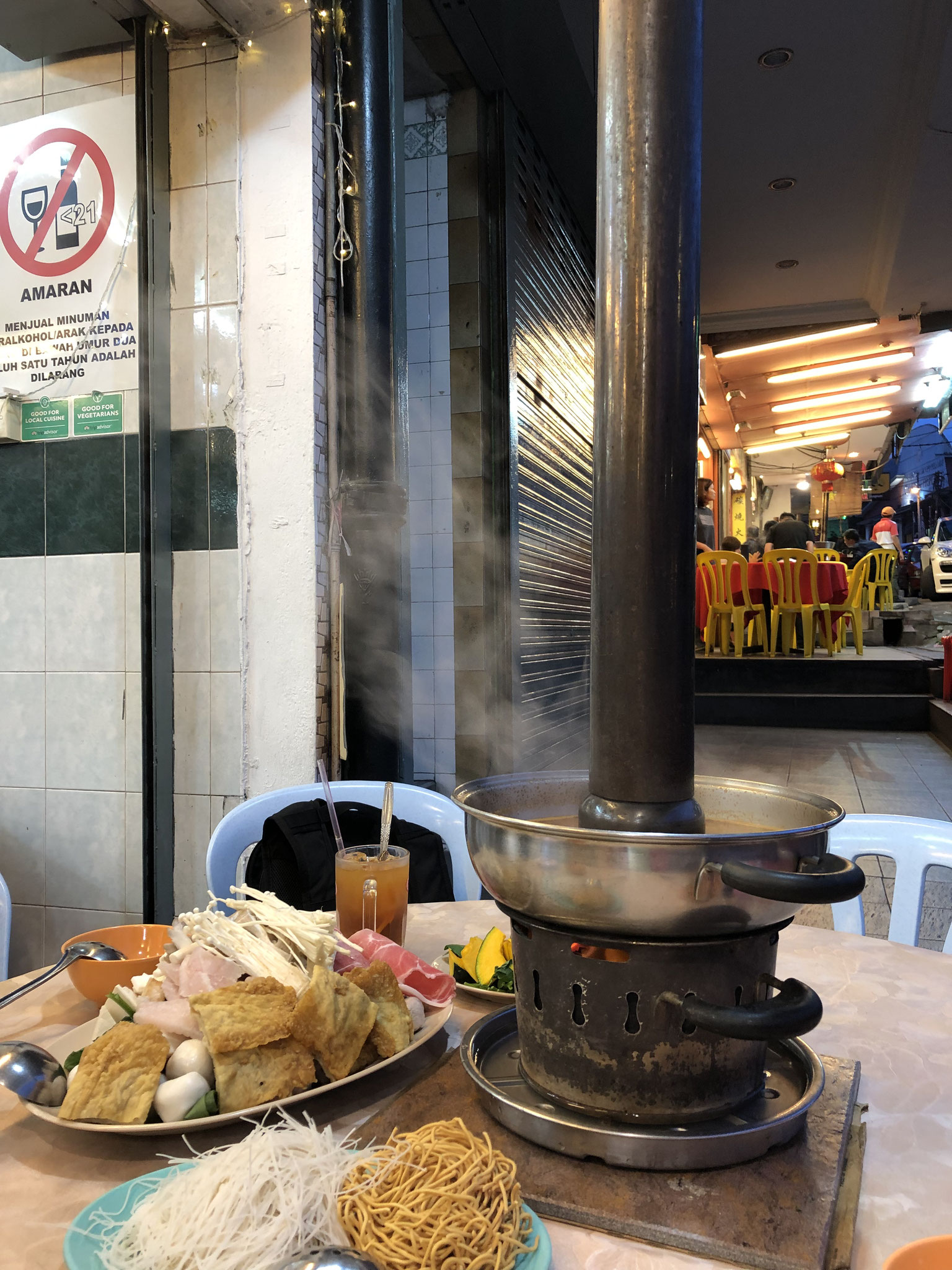 "Fondue Chinoise" à la Malaysia (scharfe Tom Yam Suppe anstelle von Bouillon)