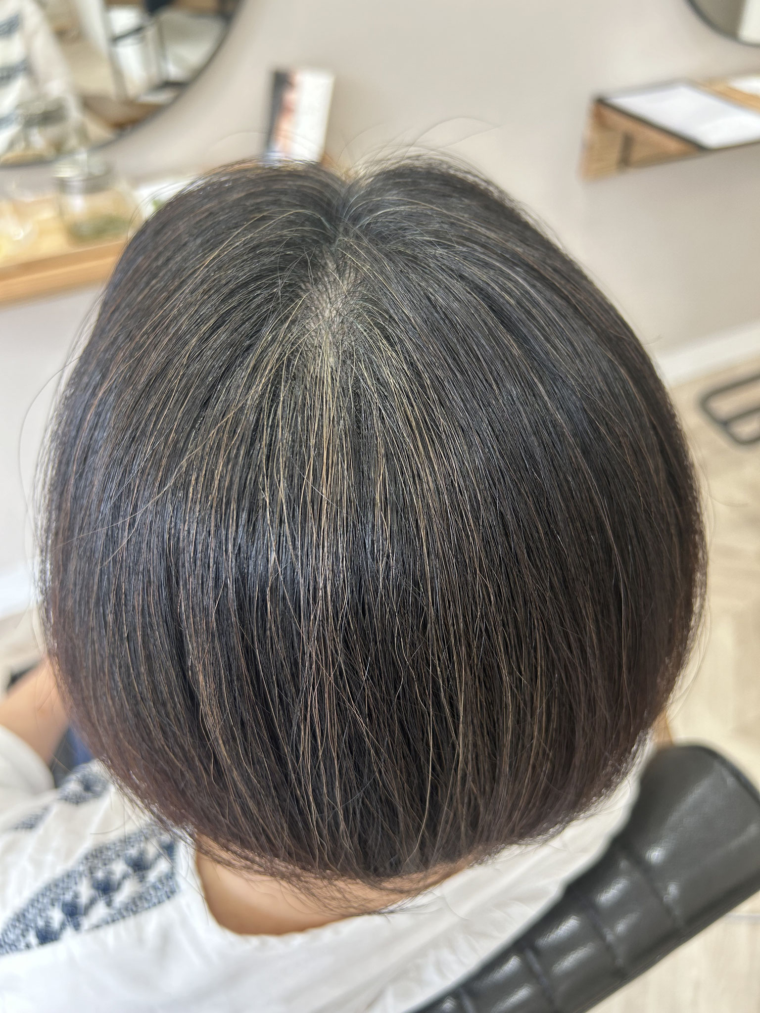 After：白髪の多いトップと顔回りはダークブラウン、その他はナチュラルブラウンで染めました。