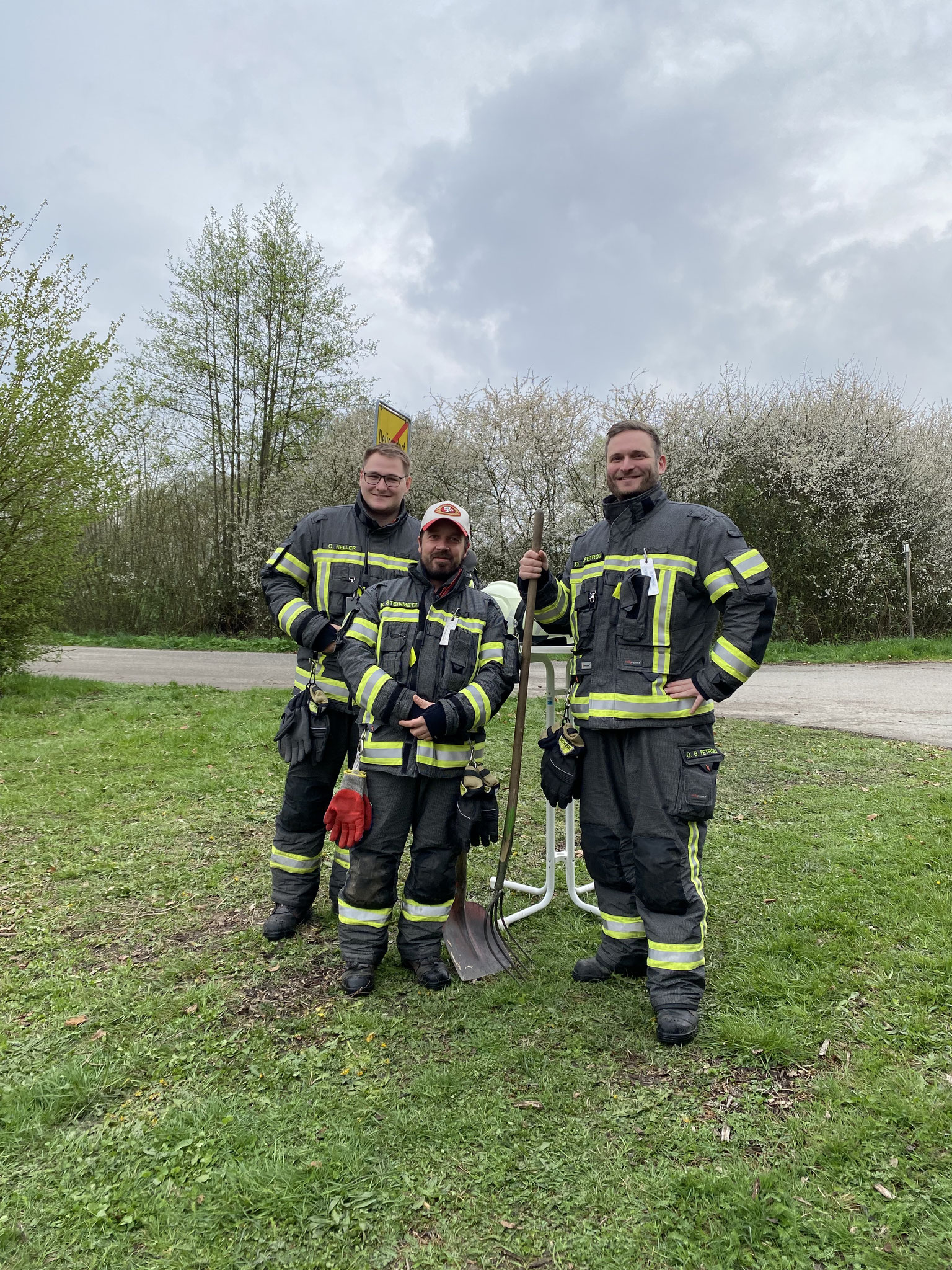 Endlich dürfen sie mal Feuer machen…Danke an Kevin, Olli und Olli