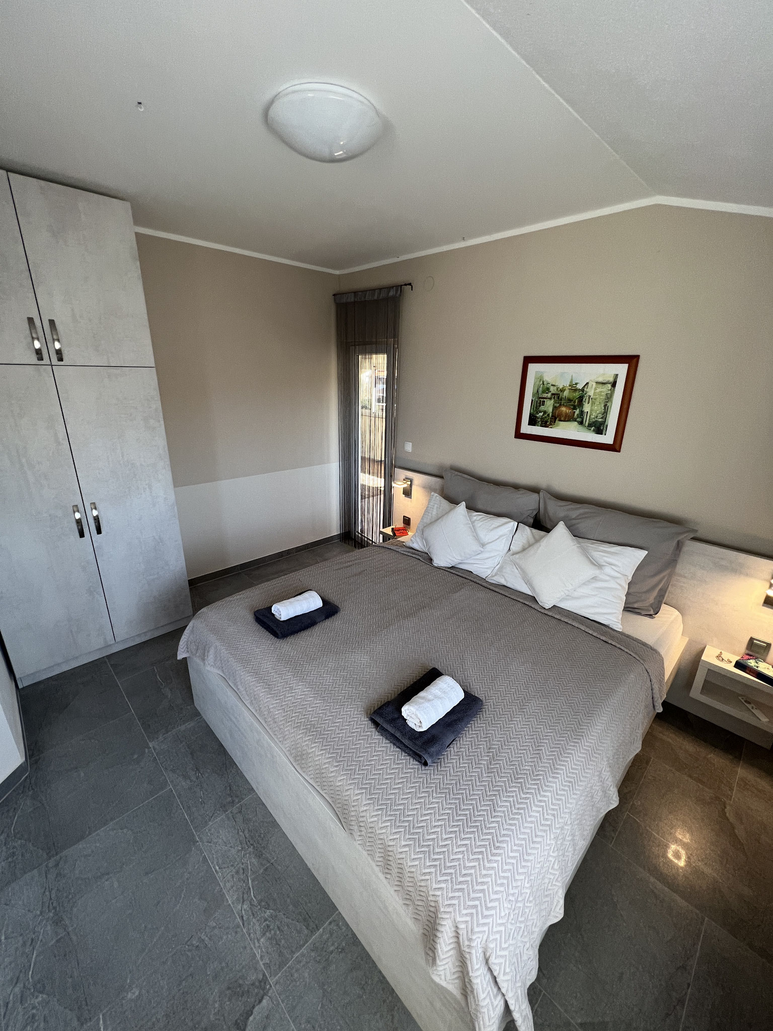 AP 3, Schlafzimmer Nr.1, 2023, neu gefliest und neu möbliert Doppelbett 180x200cm
