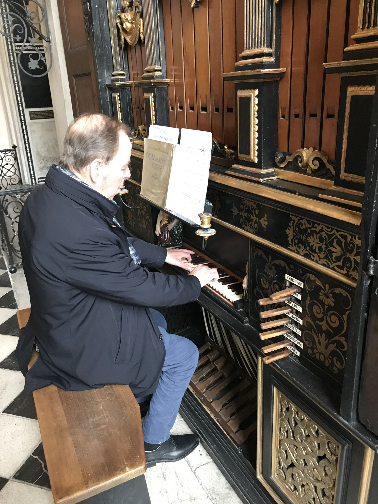 Organist Reinhard Jaud bei seiner Demonstration