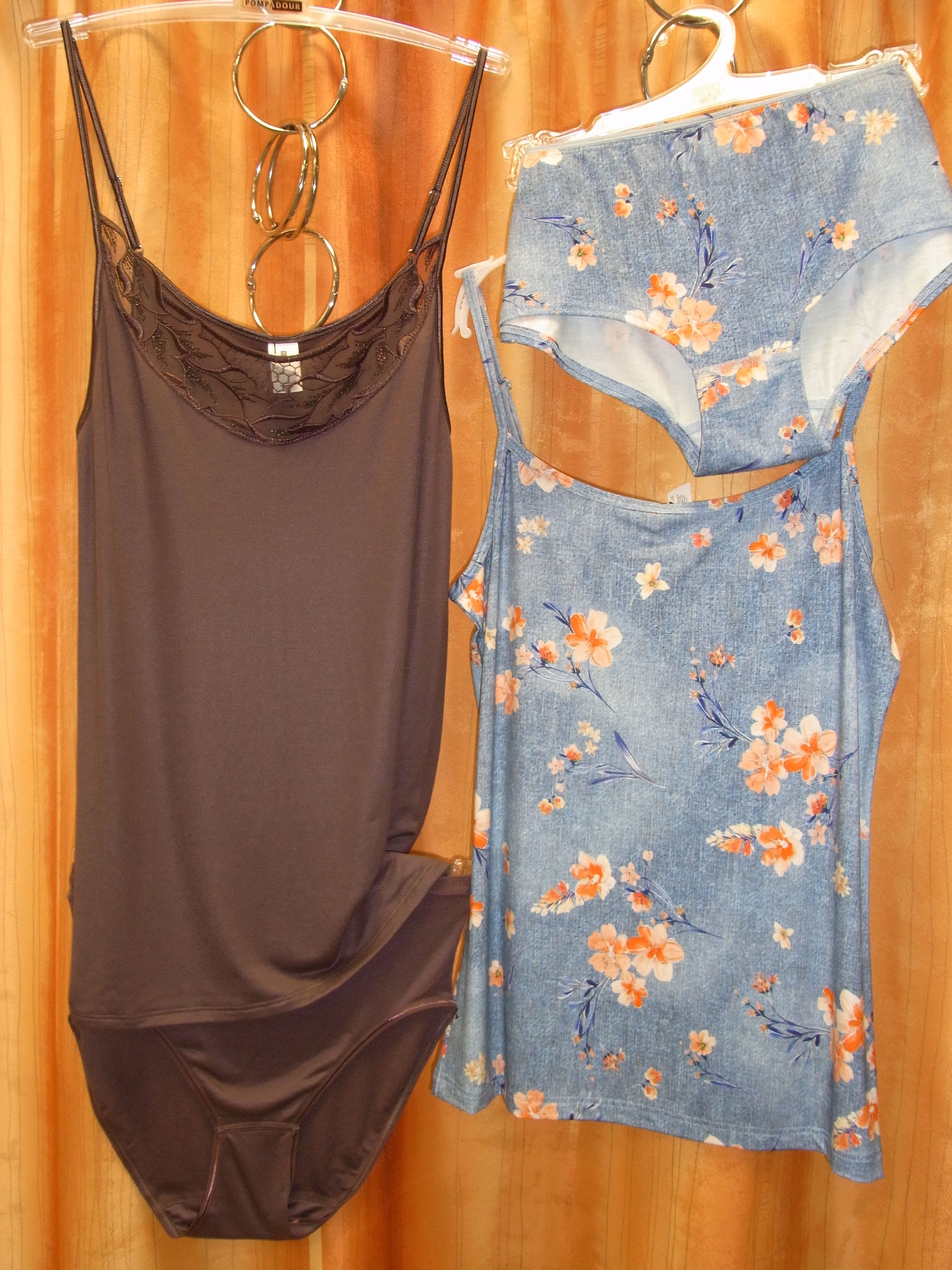 Farbige Tops, Slip und auch T-Shirts