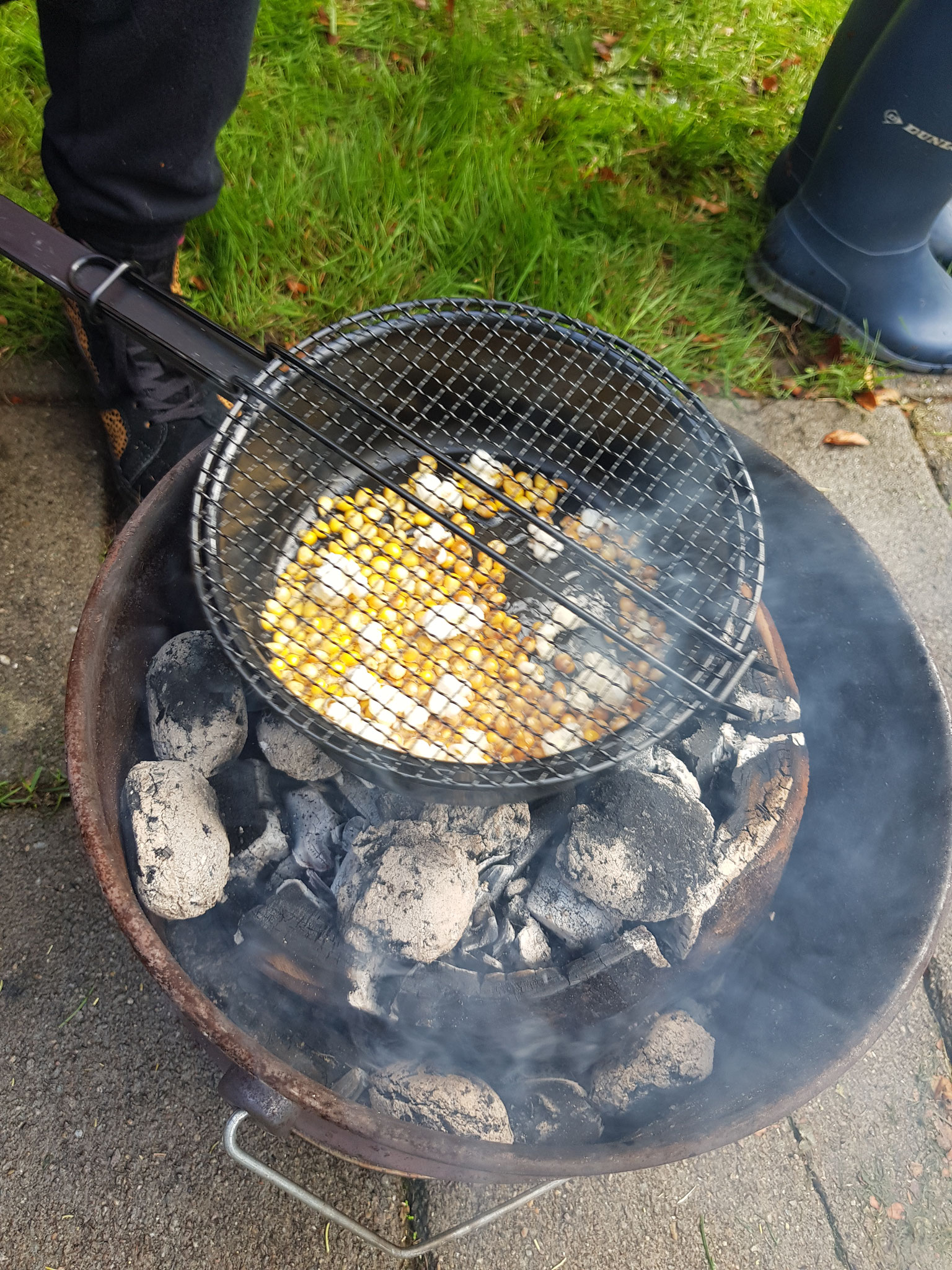 Kampvuur, popcorn maken