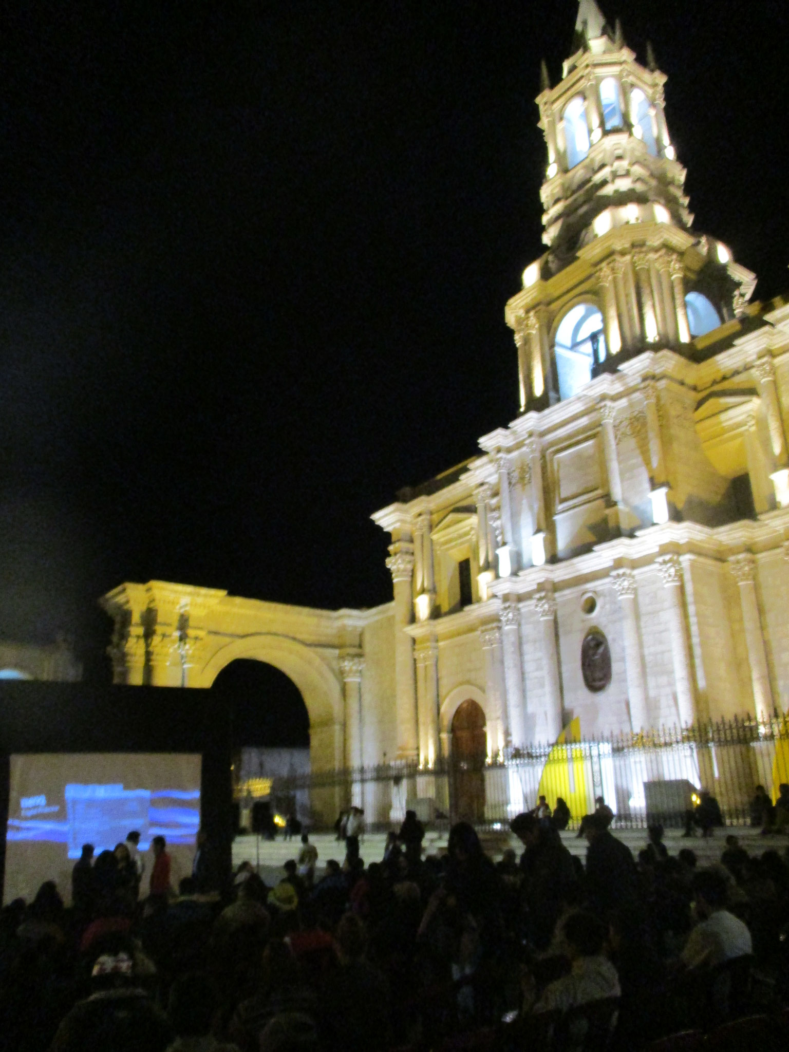 Cinéma de plein air sur la plaza armas