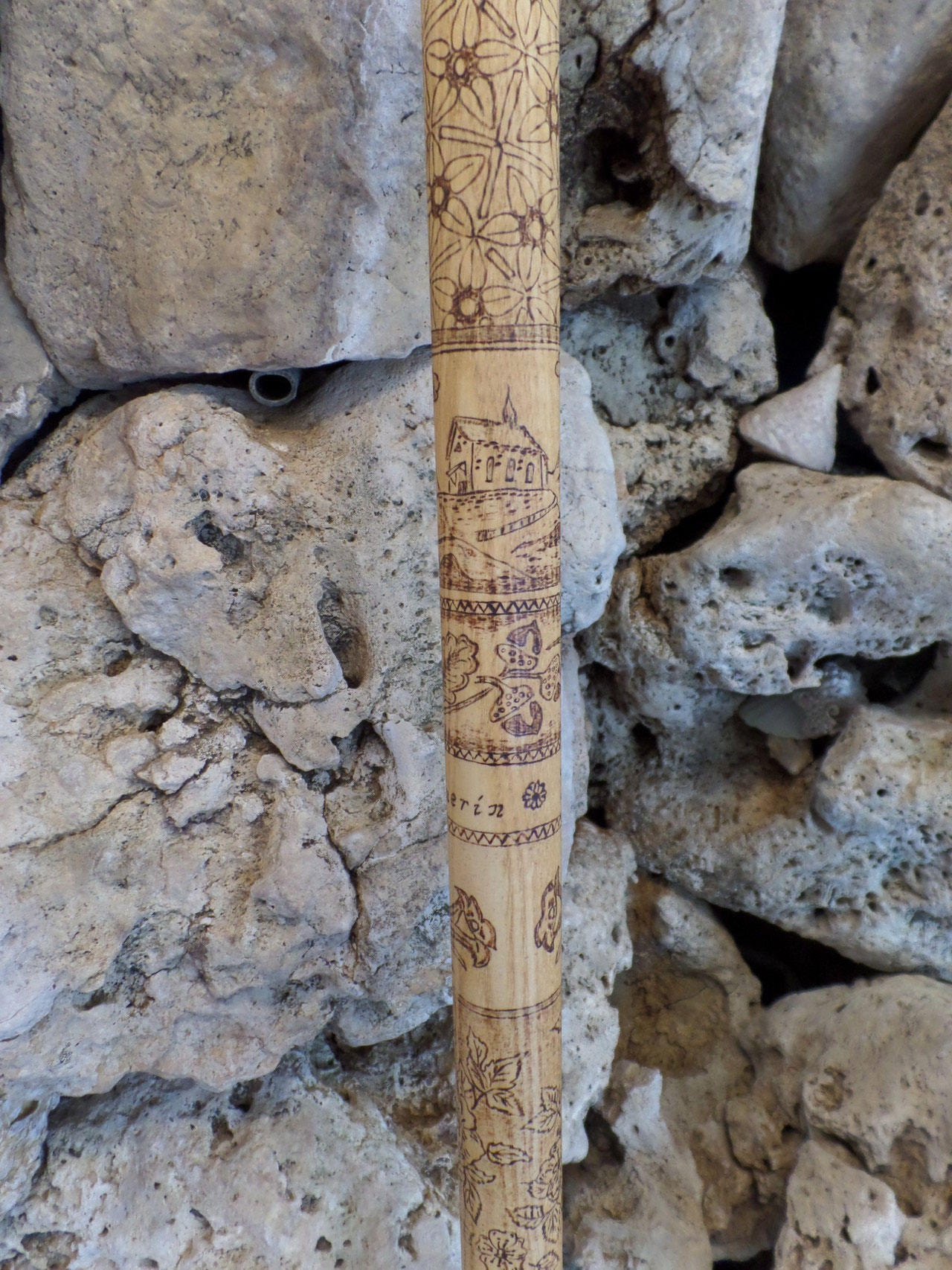 Bergkapelle und Eichenlaub