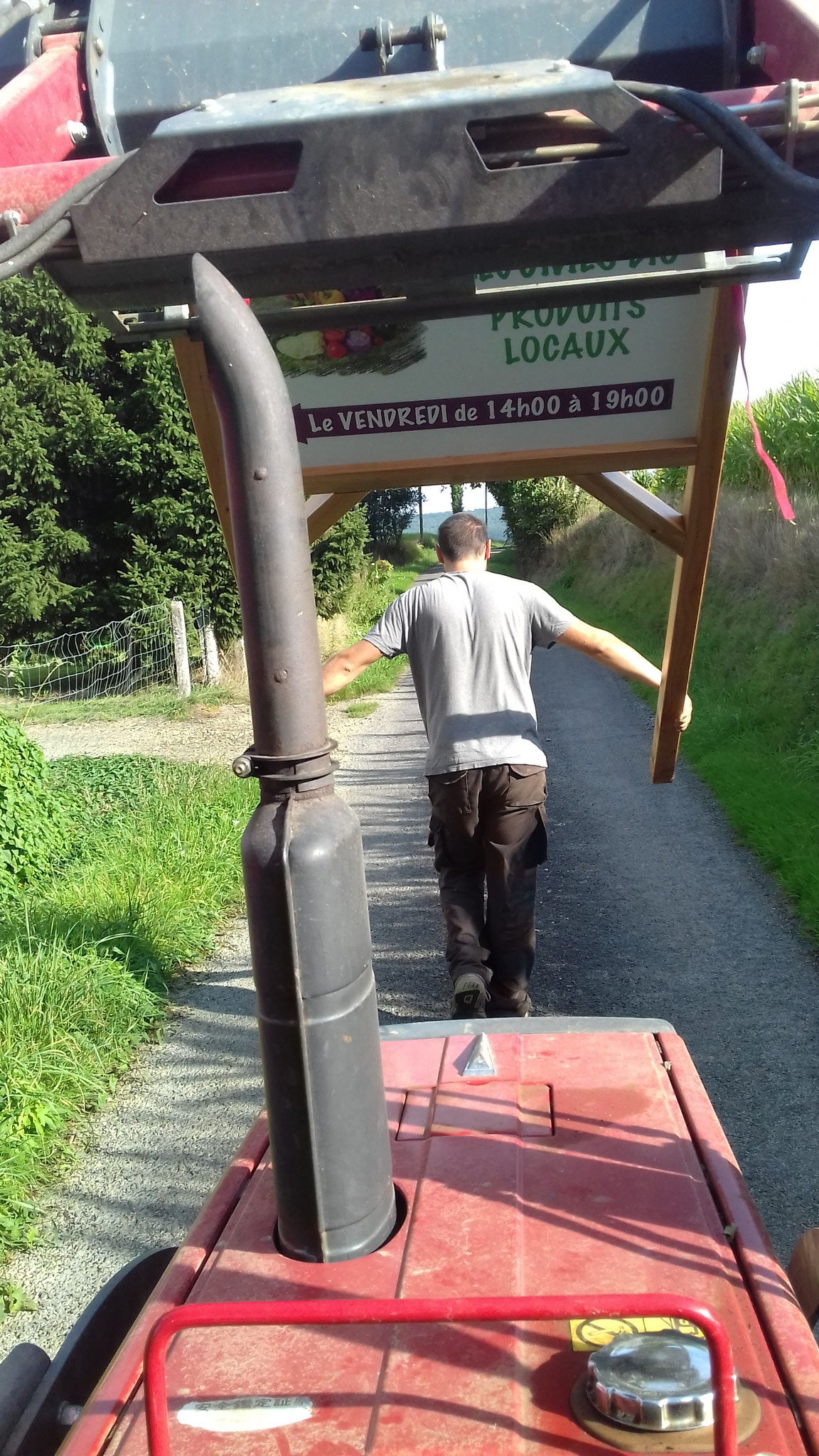 Installation du panneau sur la route Barenton -> Mortain