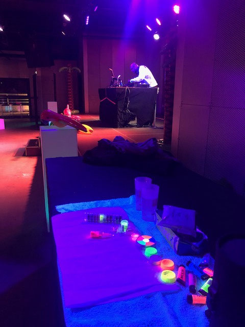 maquillage fluo, phosphorescent sous lumière noire pour vos évènements, animation d'entreprise