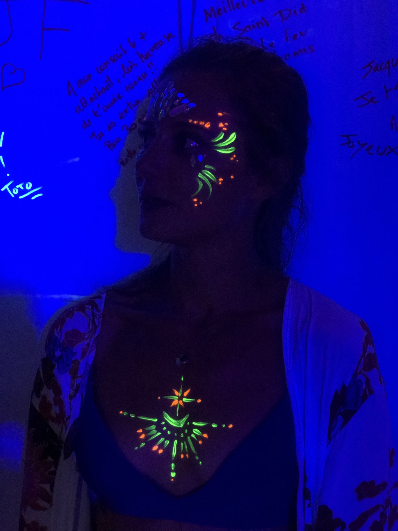 maquillage fluo, phosphorescent sous lumière noire pour vos évènements