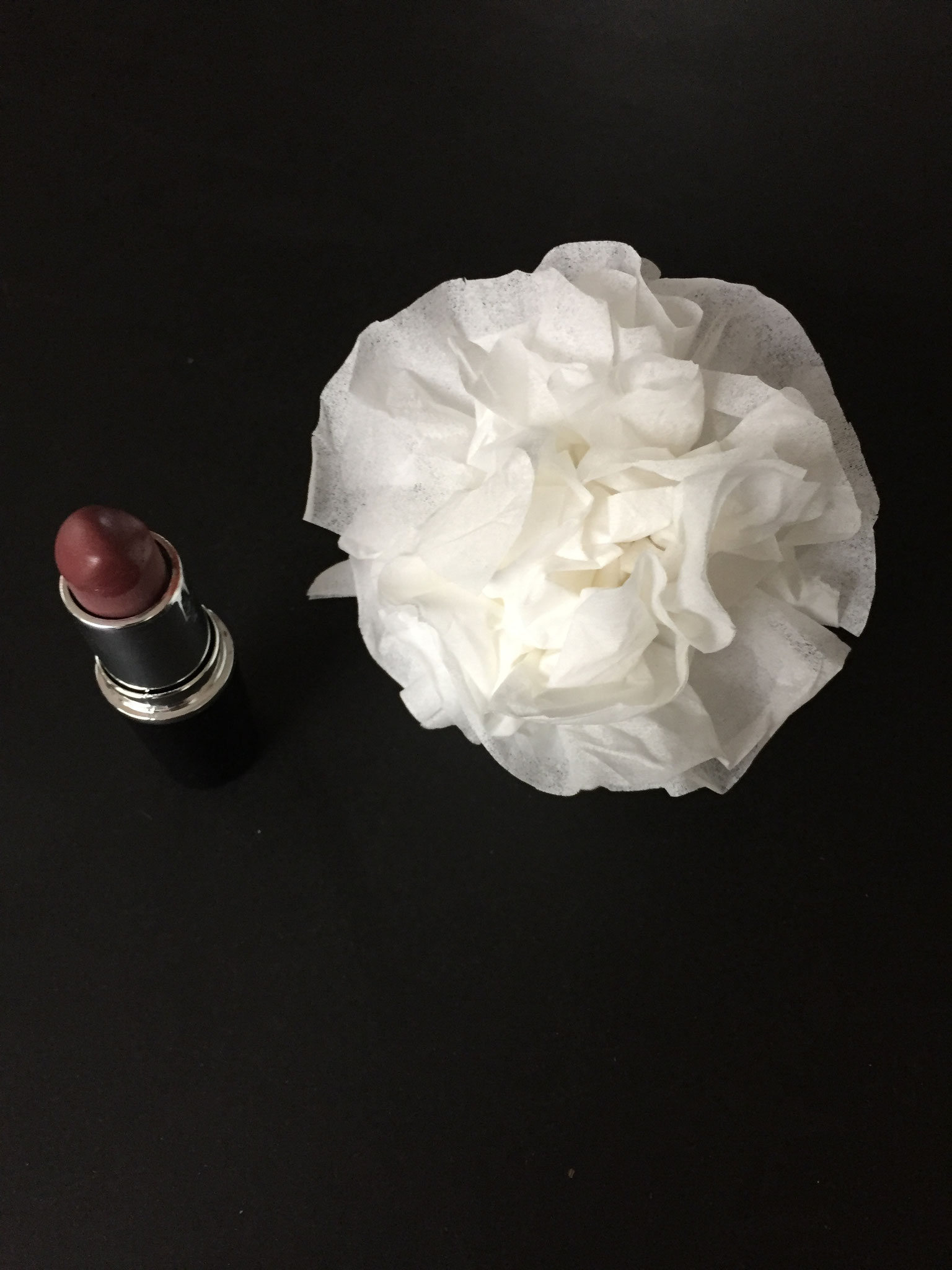 Du zupfst alles schön rund. Du fährst mit dem Lippenstift über die Blüten- Blätter.