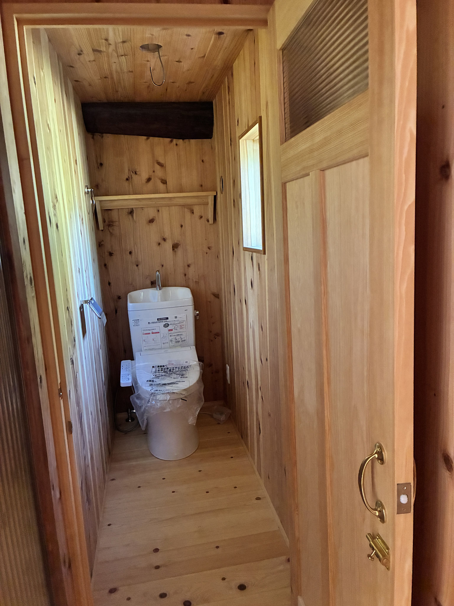 トイレ設置（ドアガラスは再使用）