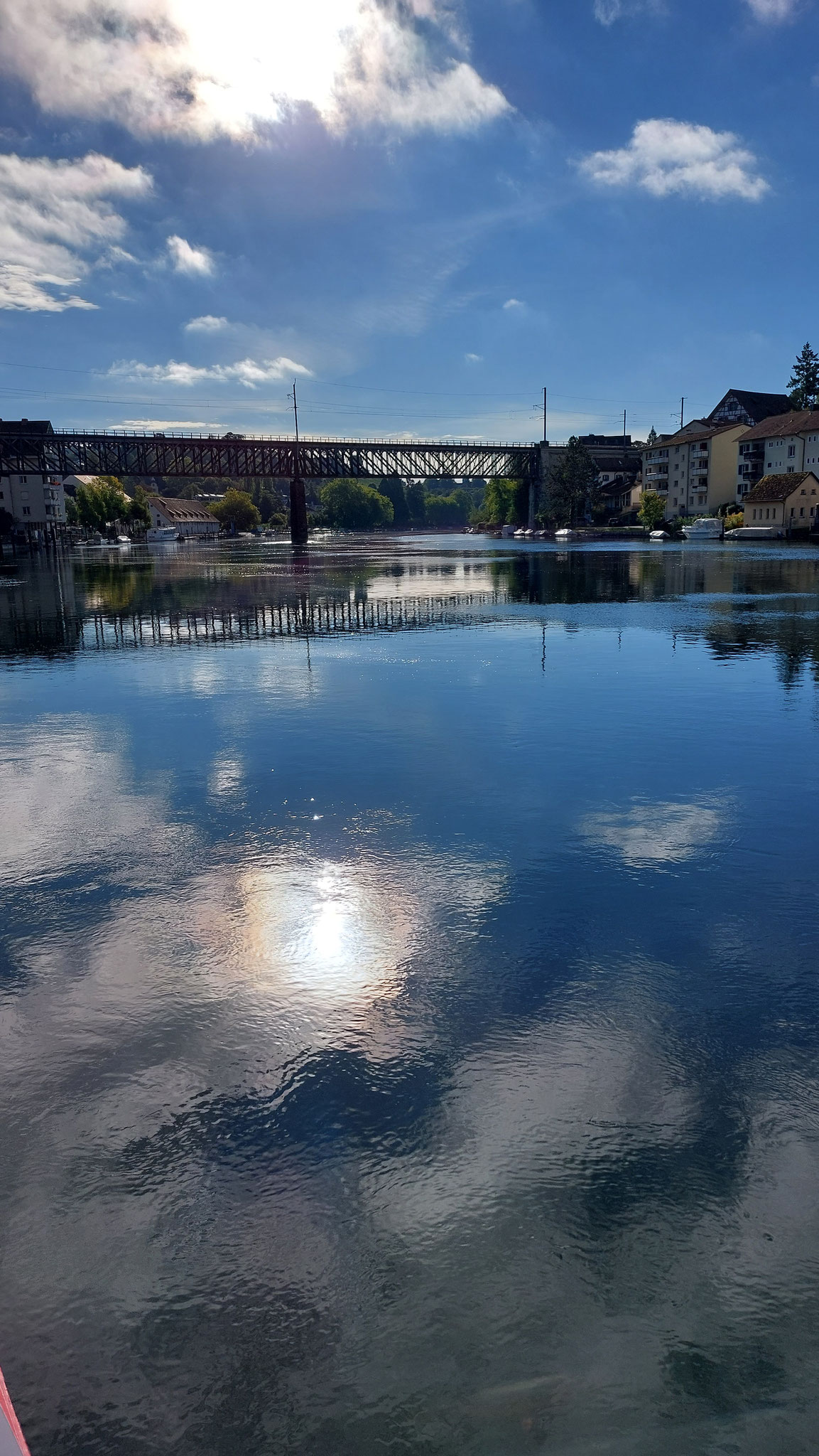 Spiegelglatter Rhein