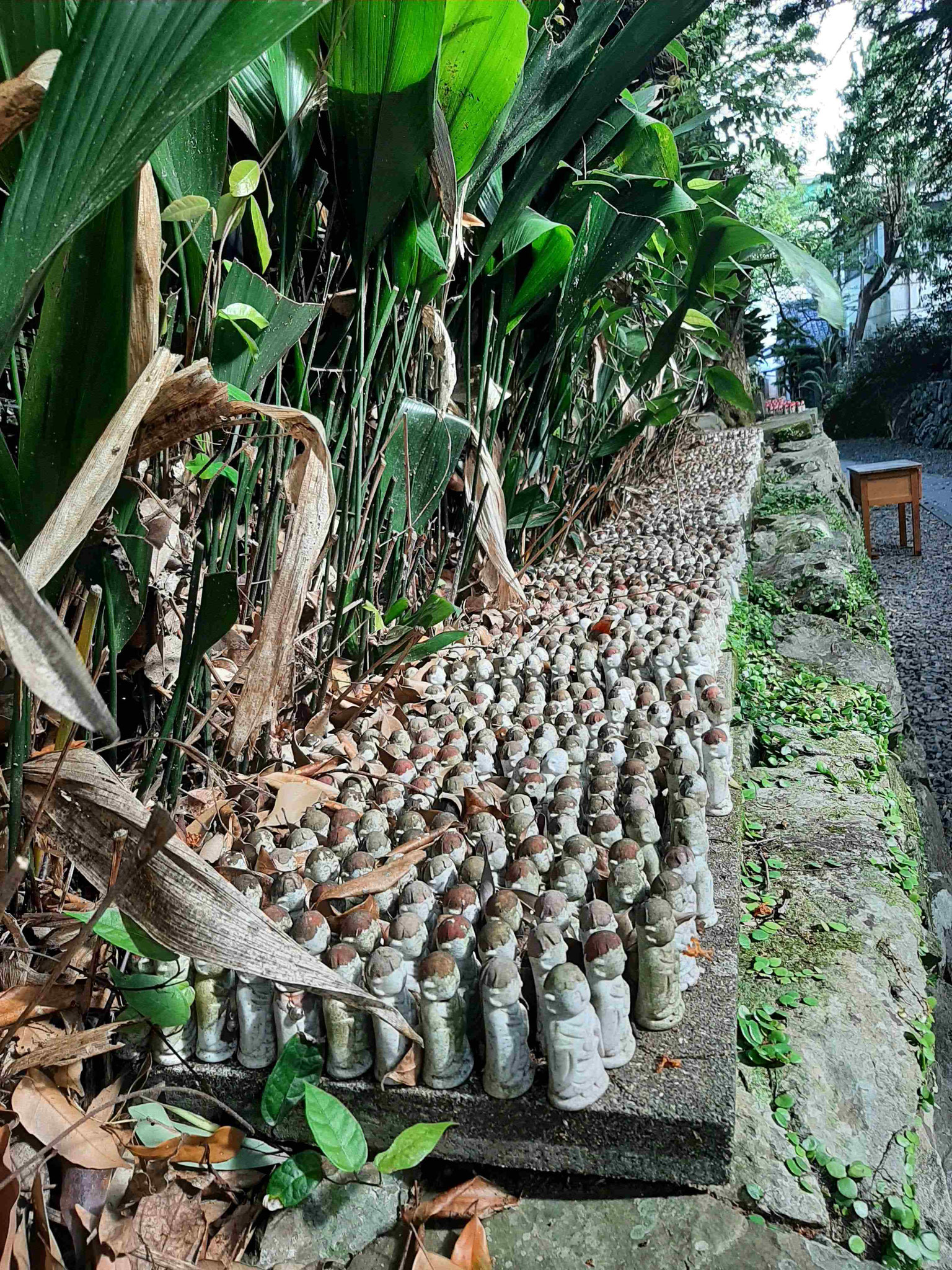 pequeñas estatuas que llevan los fieles