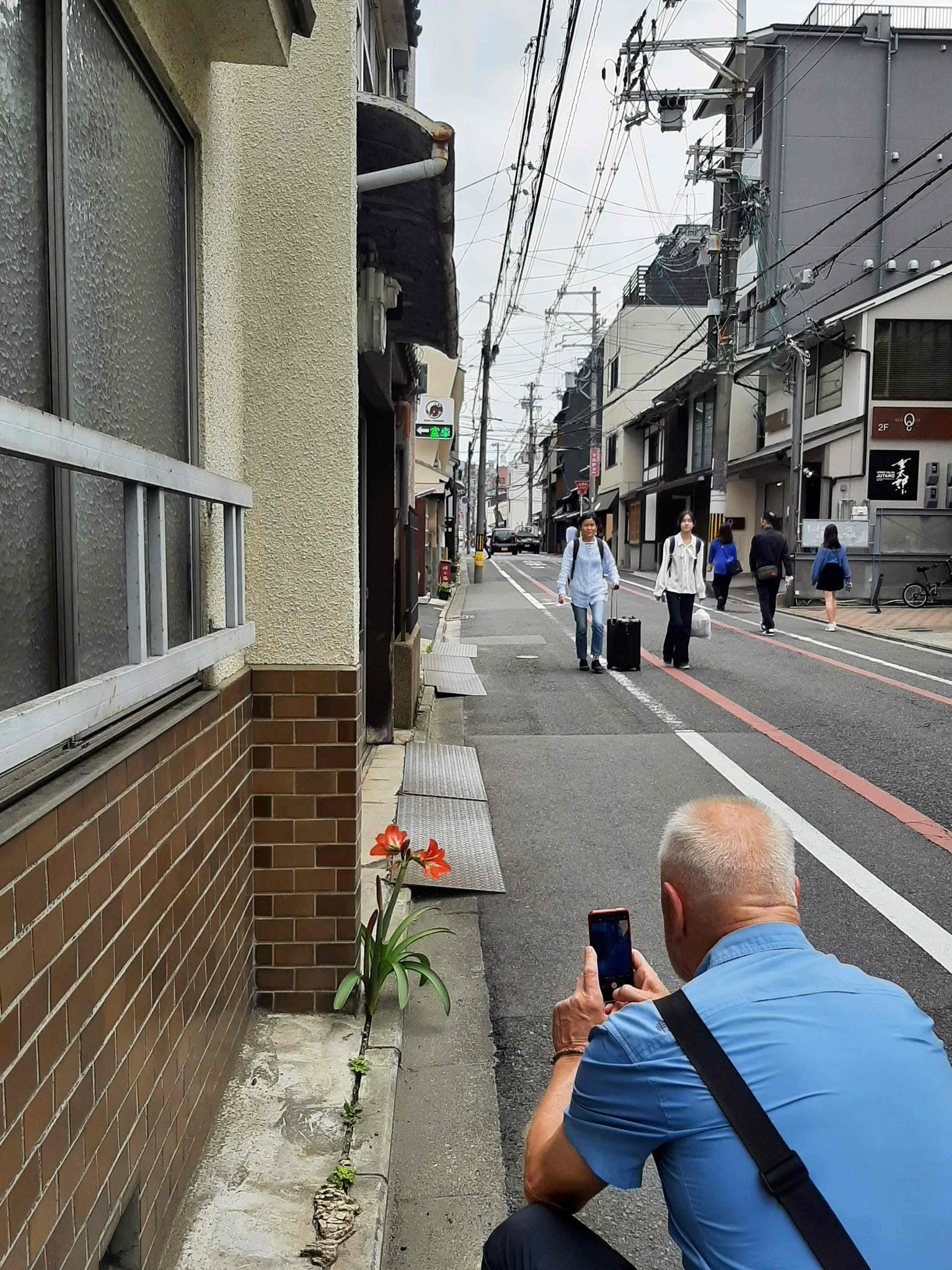 Willi fotografiando una flor en la calle