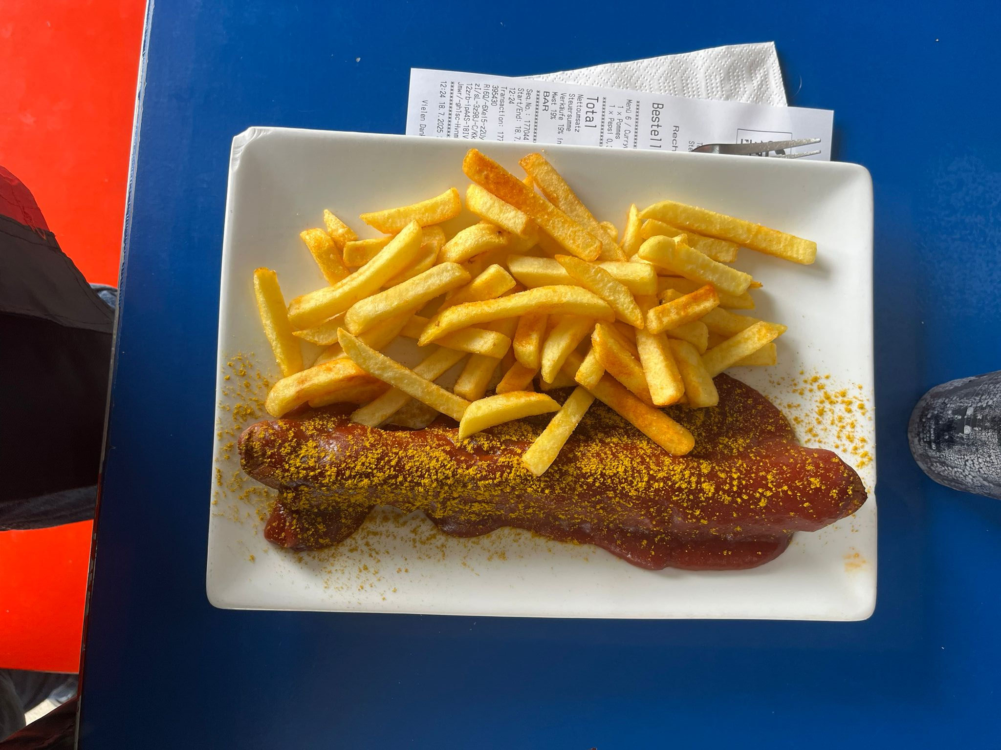 Eine letzte Curry-Wurst von Eddys Biker Grill