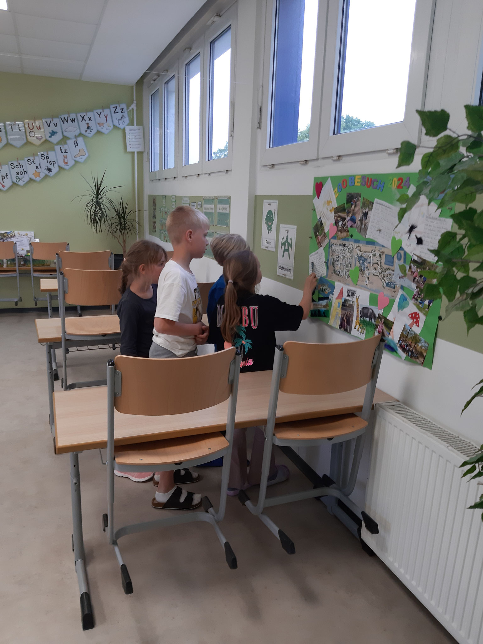 In Kleingruppen im Schulhaus unterwegs