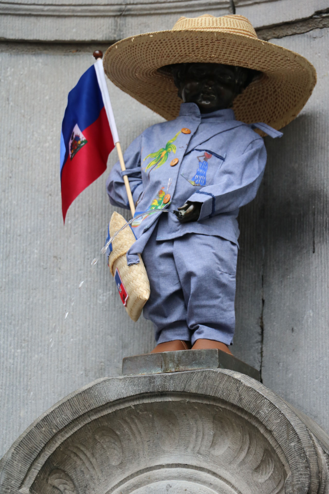 Le célèbre Manneken-Pis, tout habillé…<br/><a href="https://fr.wikipedia.org/wiki/Manneken-Pis" target="_blank"><em style="color: #666;">plus d'infos</em></a>