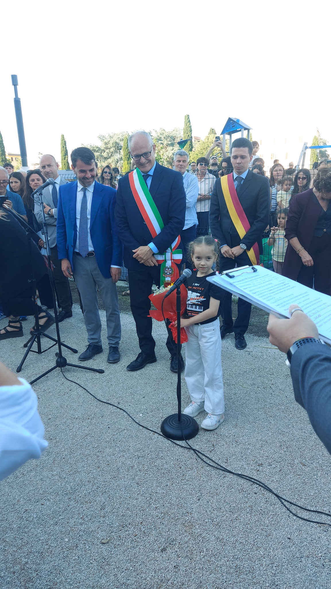 Suemy Feliziani riceve in dono, dal Sindaco di Roma Roberto Gualtieri, dopo l'esibizione, un coloratissimo mazzo di fiori