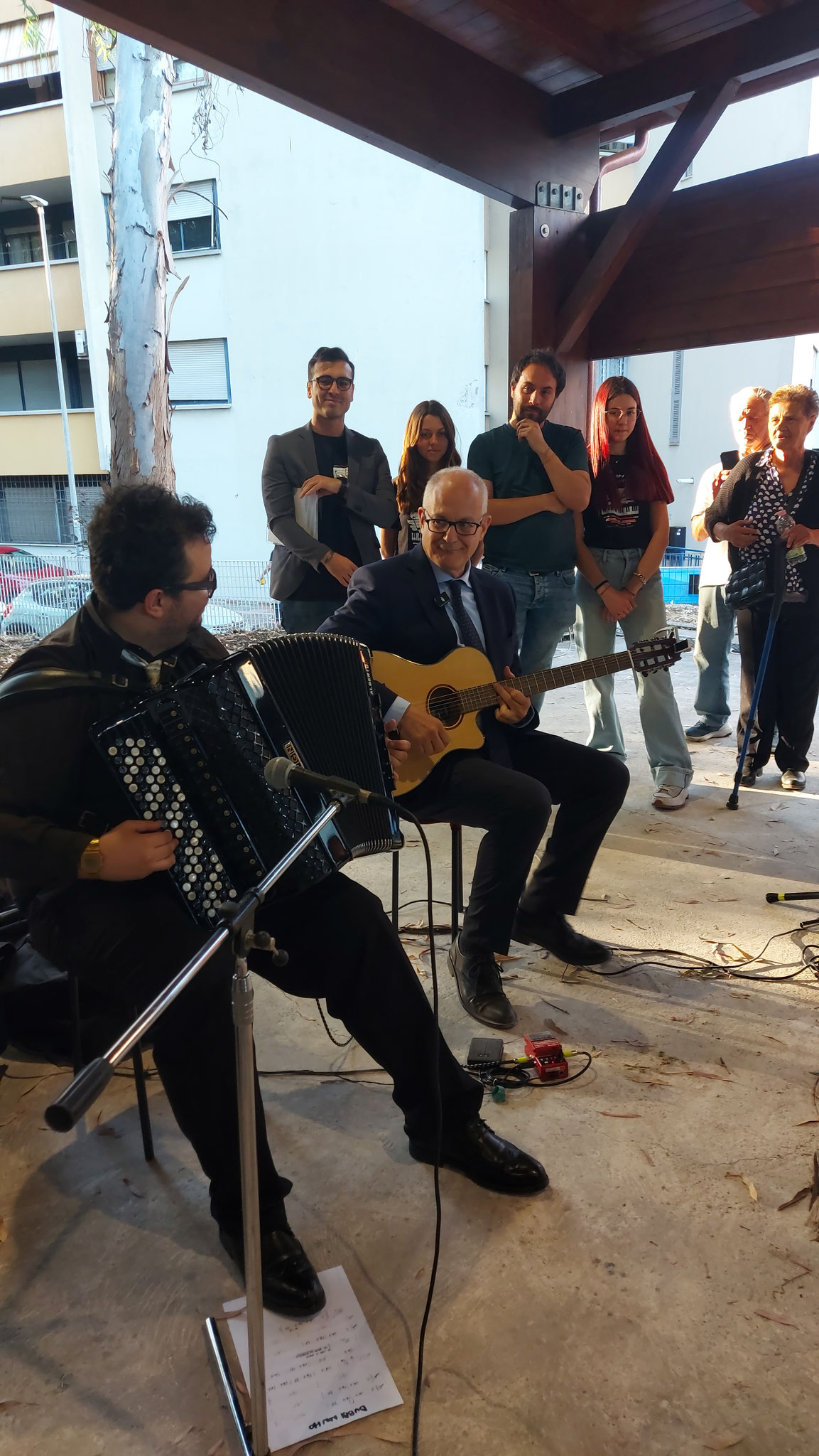 Il Sindaco di Roma, Roberto Gualtieri, suona la chitarra insieme alla William School Music. Da SX: Il M° Alberto Cicero, William Feliziani, Chiara Busdraghi, il M° Flavio Marinelli e Michela Penna.