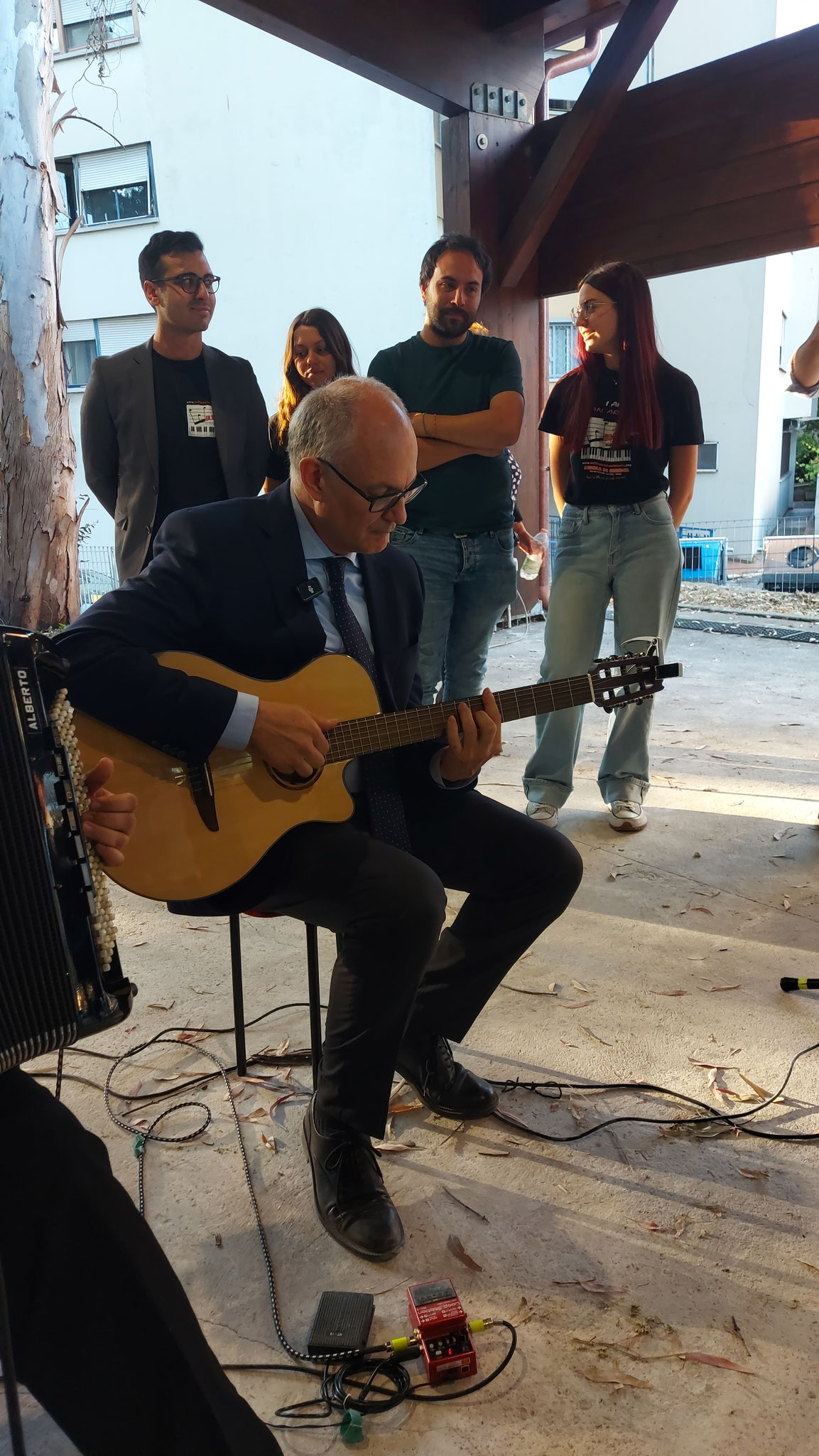 Il Sindaco di Roma, Roberto Gualtieri, suona la chitarra insieme alla William School Music. Da SX: Il M° Alberto Cicero, William Feliziani, Chiara Busdraghi, il M° Flavio Marinelli e Michela Penna.
