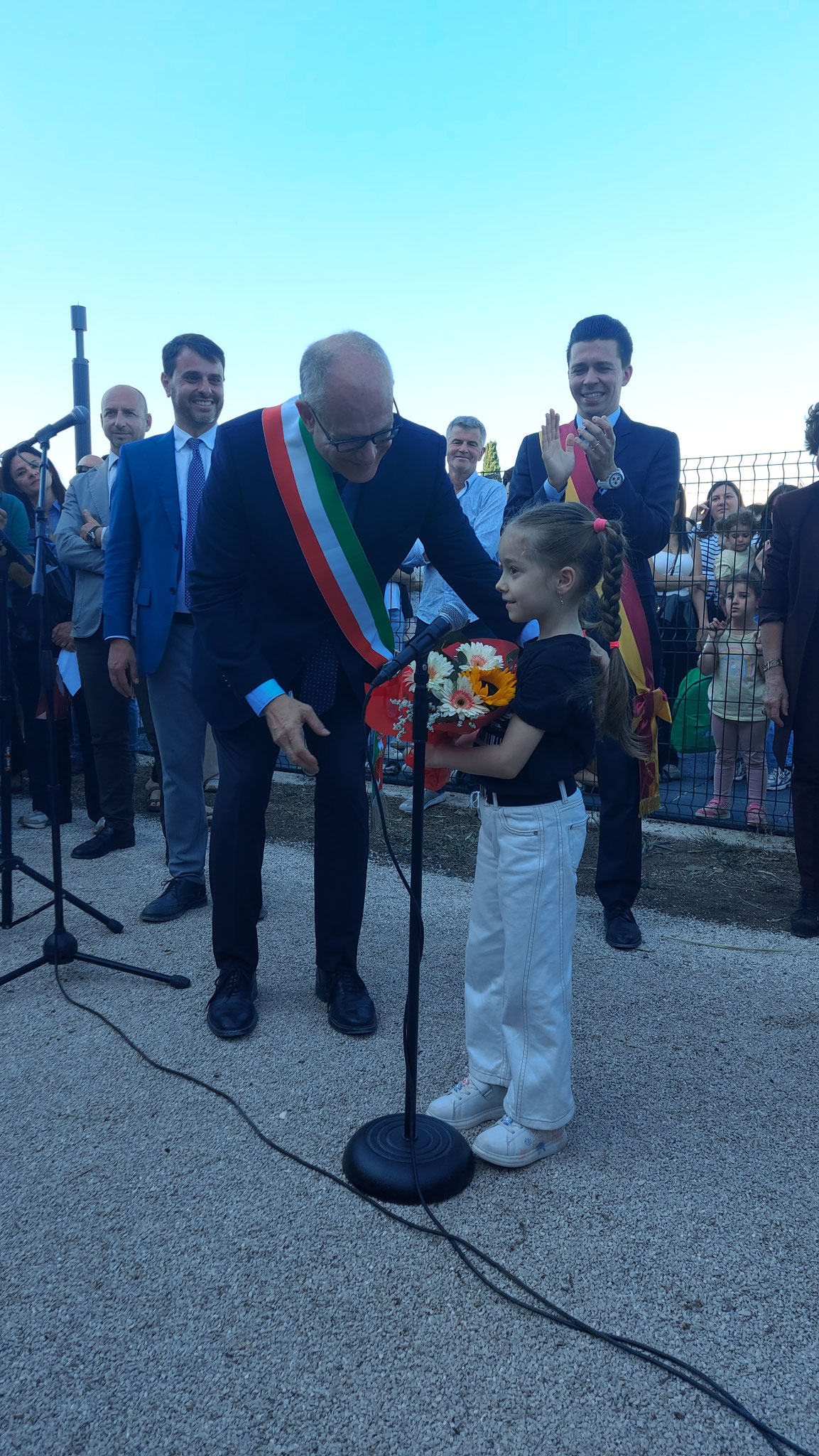 Suemy Feliziani riceve in dono, dal Sindaco di Roma Roberto Gualtieri, dopo l'esibizione, un coloratissimo mazzo di fiori