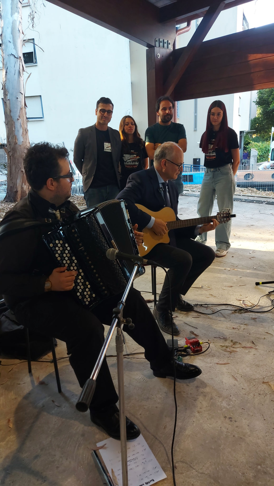 Il Sindaco di Roma, Roberto Gualtieri, suona la chitarra insieme alla William School Music. Da SX: Il M° Alberto Cicero, William Feliziani, Chiara Busdraghi, il M° Flavio Marinelli e Michela Penna.