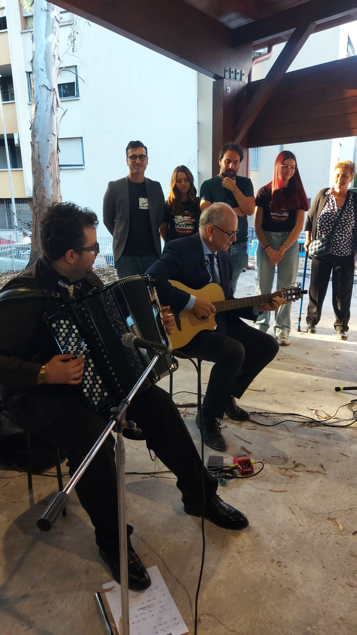 Il Sindaco di Roma, Roberto Gualtieri, suona la chitarra insieme alla William School Music. Da SX: Il M° Alberto Cicero, William Feliziani, Chiara Busdraghi, il M° Flavio Marinelli e Michela Penna.